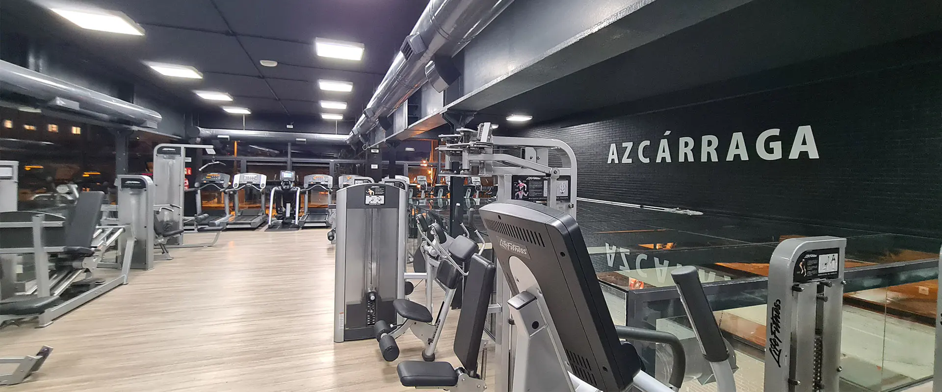 Vista de la sala de fitness y musculación, con cintas de correr y otras máquinas de equipamiento deportivo