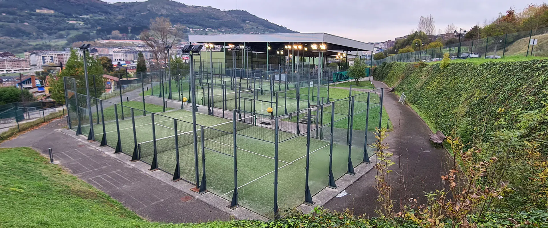Vista general desde el exterior de las pistas de pádel y el edificio principal de las instalaciones