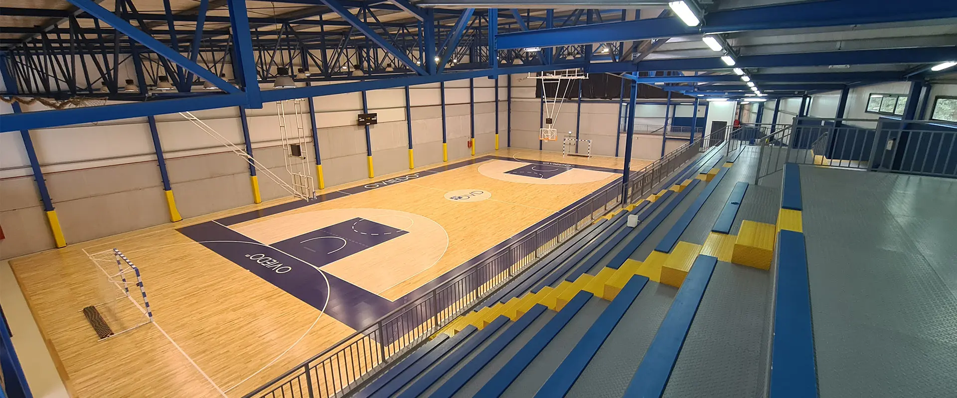 Pista polideportiva desde la esquina superior de las gradas, con detalle de las estructura de la cubierta