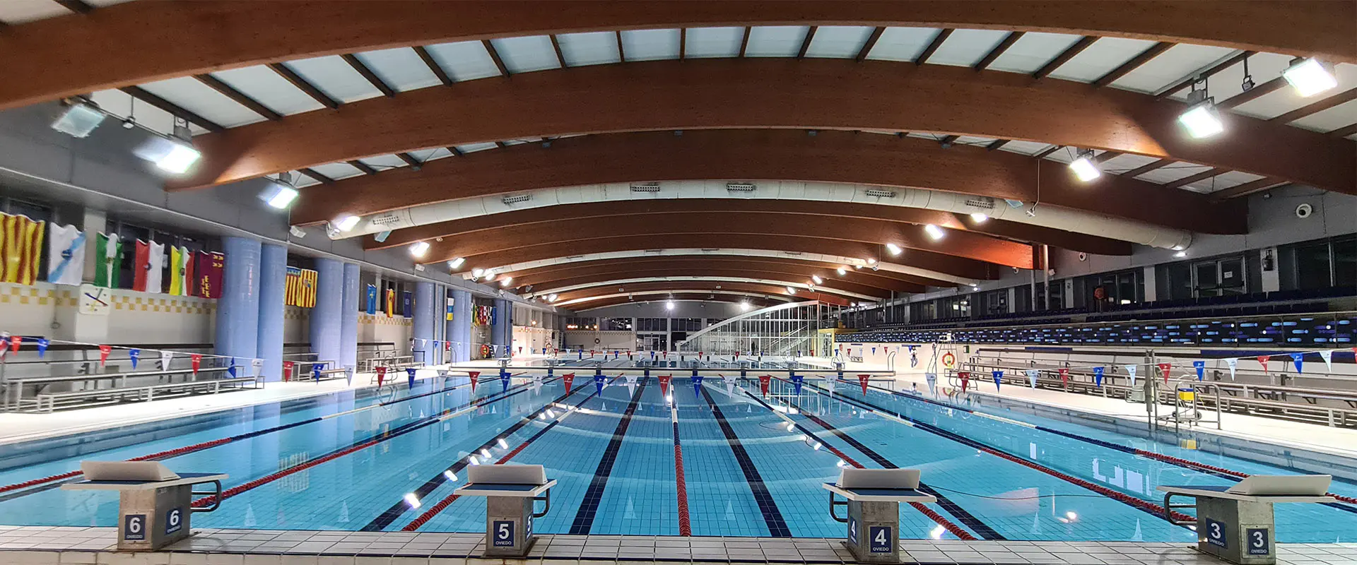 Piscina olímpica. Plataformas de lanzamiento en primer plano