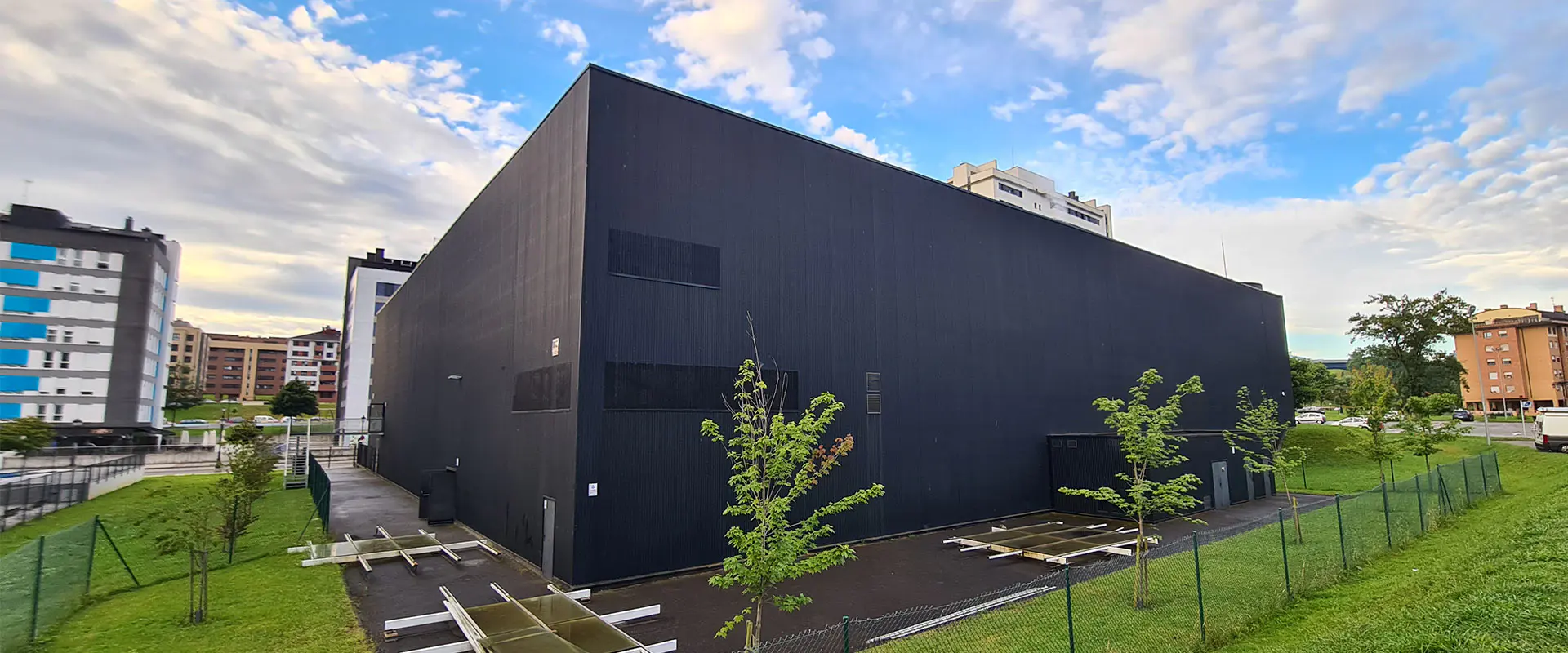 Exterior del edificio y áreas ajardinadas circundantes
