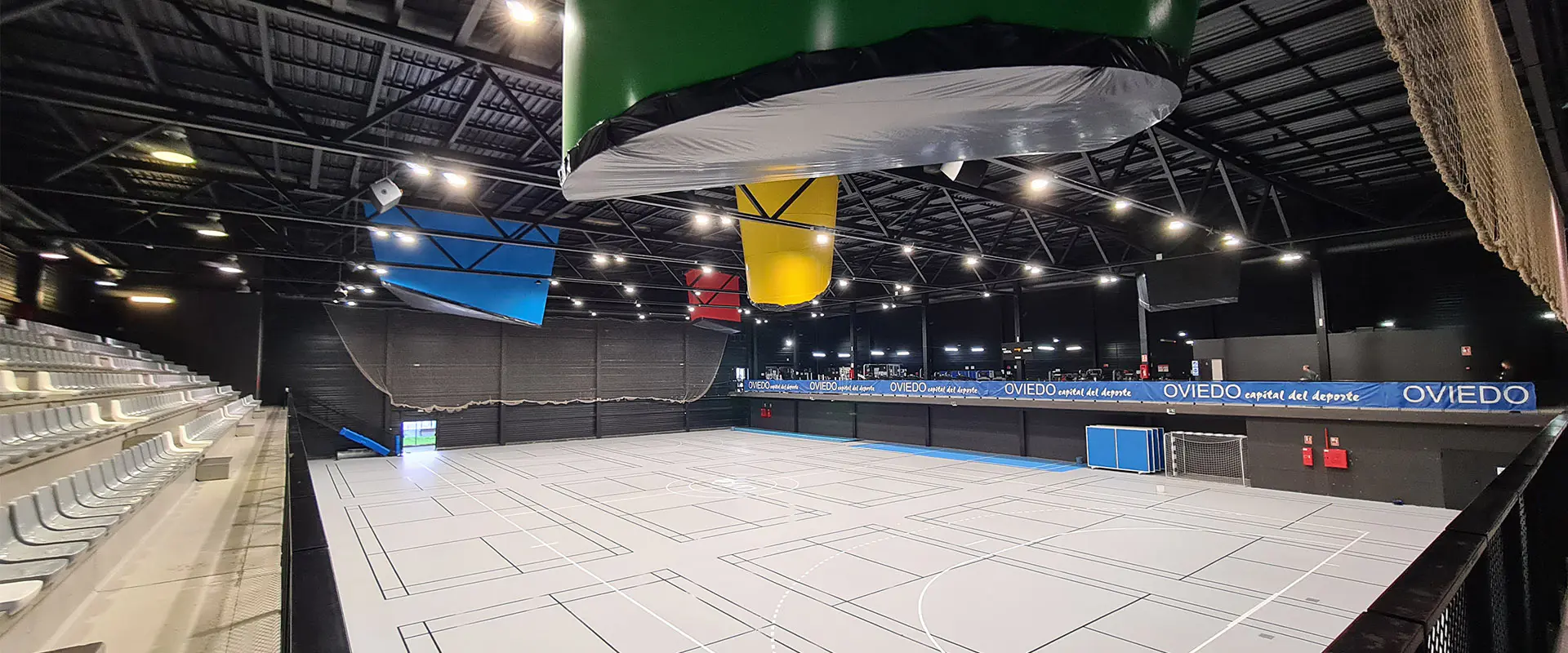 Pista polideportiva desde el piso superior. Gradas a la izquierda. Al fondo, el área de mantenimiento físico