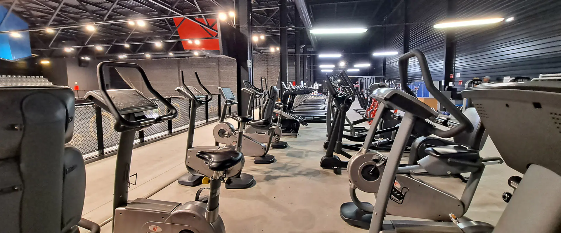 Sala de fitness y musculación, con bicicletas estáticas y otras máquinas de ejercicio
