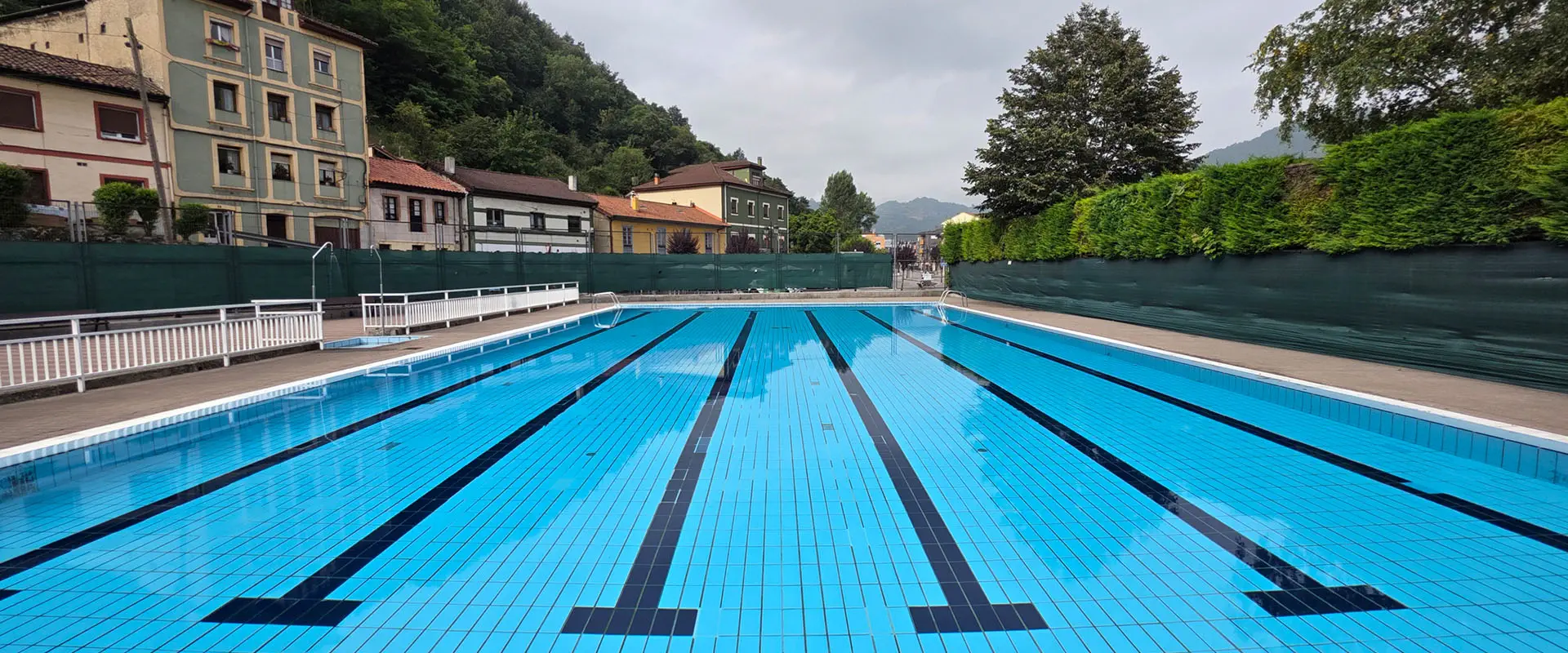 vista de la piscina principal con la zona de acceso a la izquierda