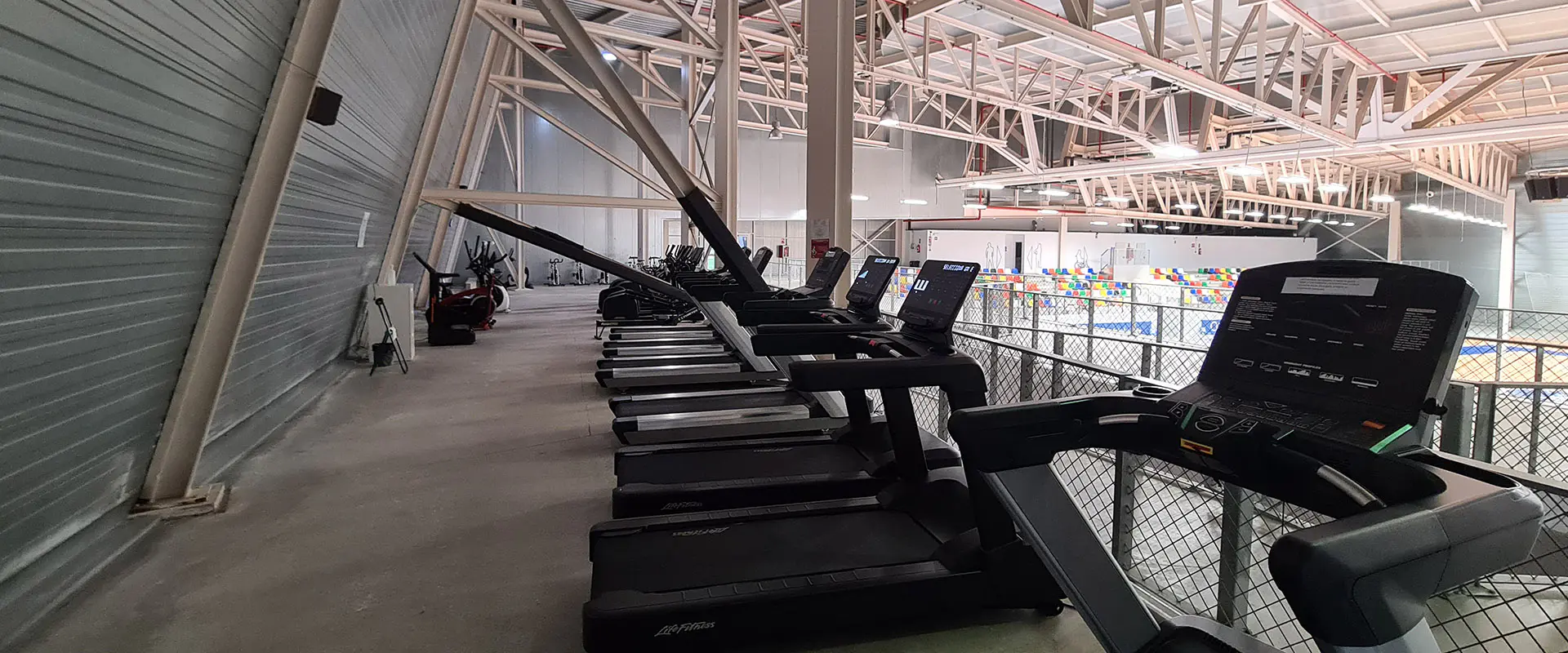 Vista en detalle de una batería de cintas de correr en la zona del gimnasio