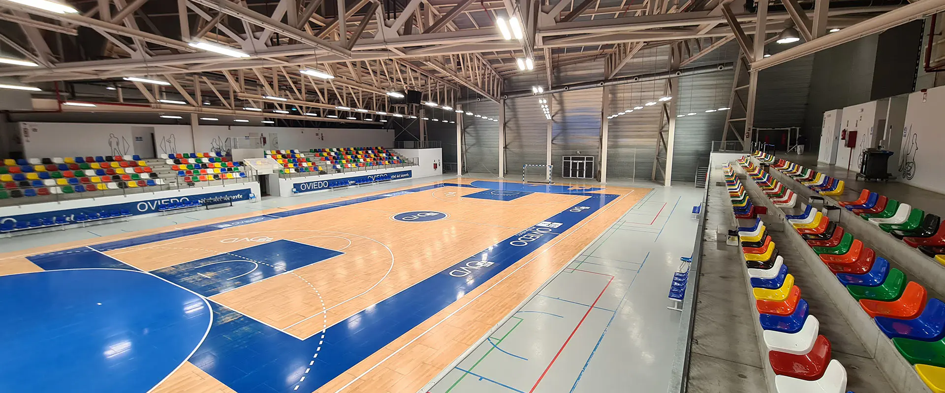 Pista polideportiva vista desde el piso superior. Gradas a ambos lados