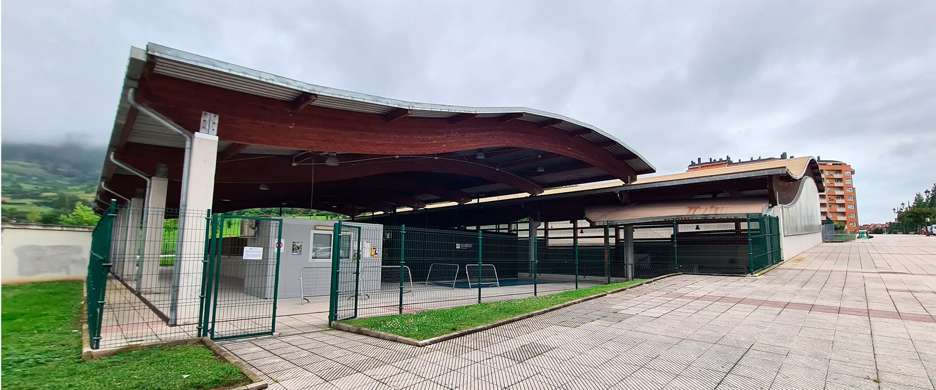 Fachada lateral del edificio de las Pistas Polideportivas de La Florida, con las puertas de acceso