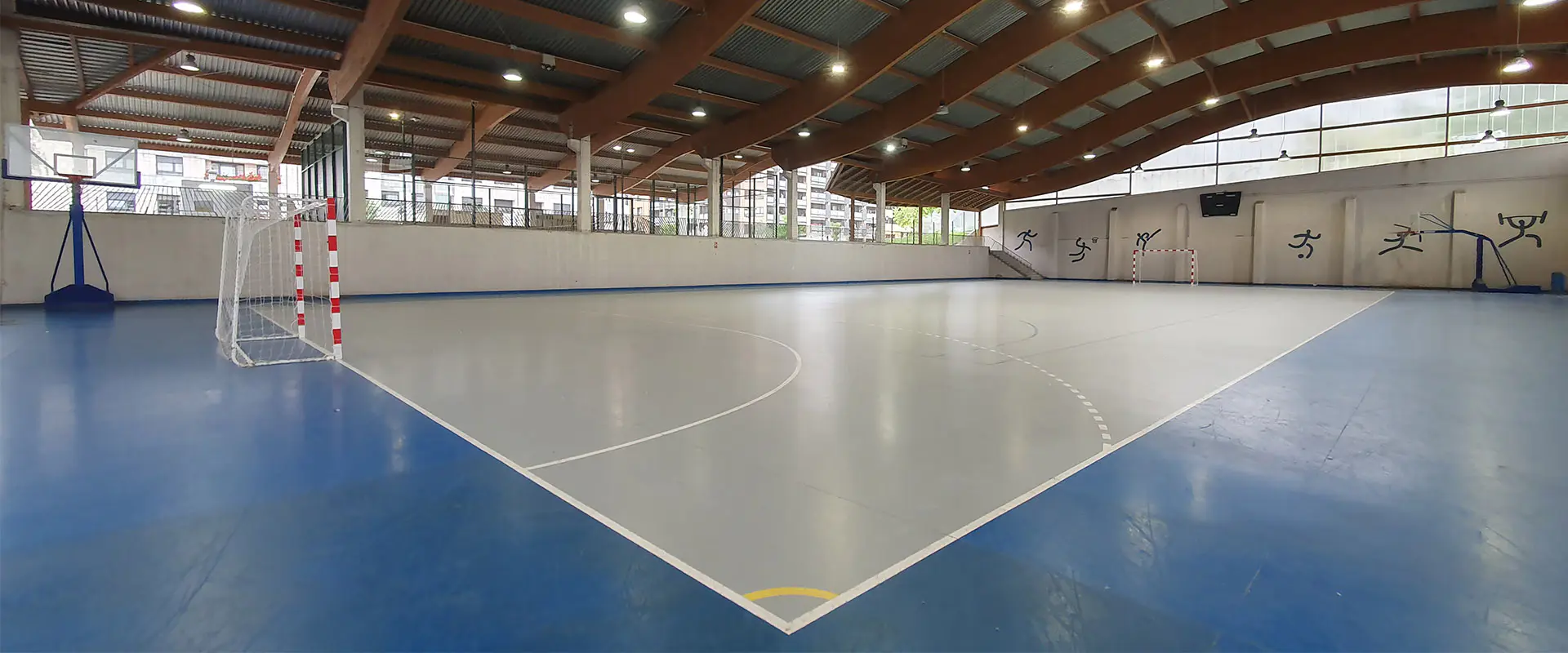 Pista polideportiva, con porterías y canchas de baloncesto