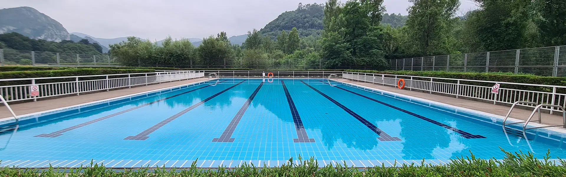 Vista de la piscina desde uno de los fondos