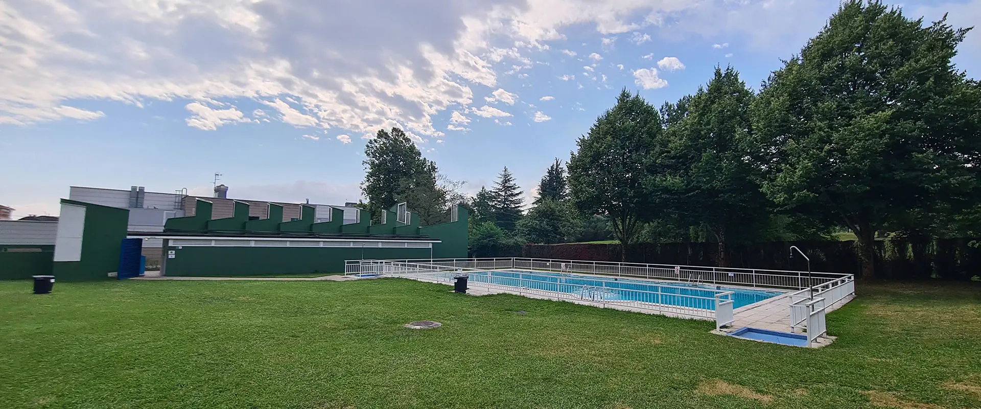 vista panorámica de la  piscina, edificio de servicios y zona de playa