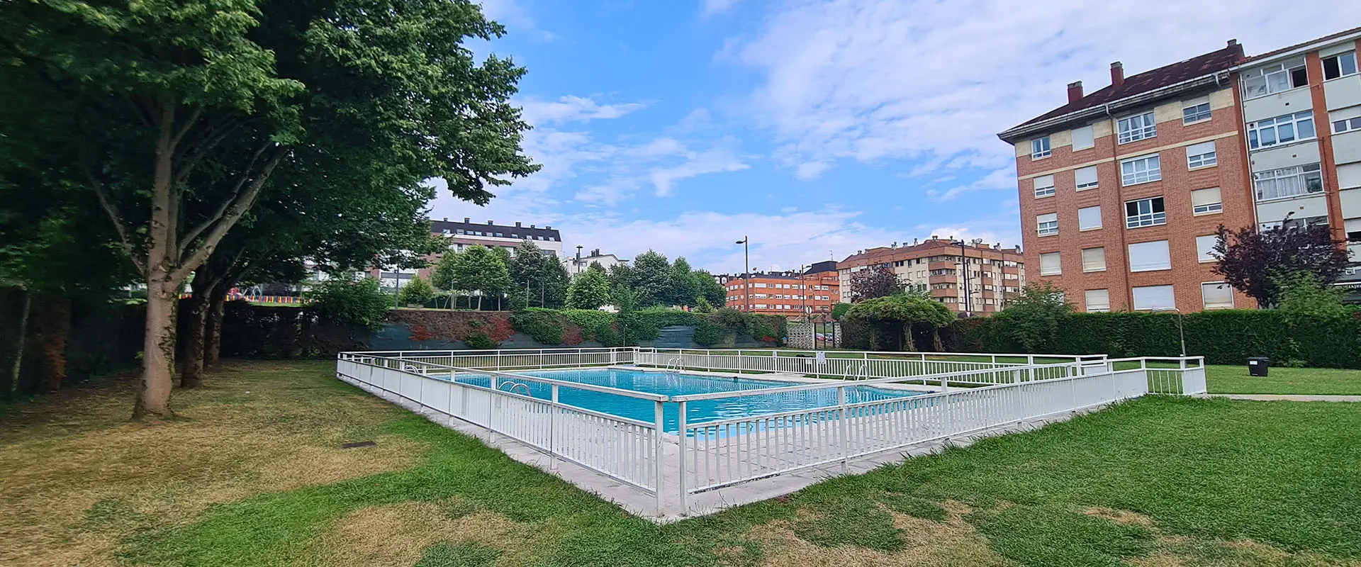 Vista parcial de la piscina con zona de playa