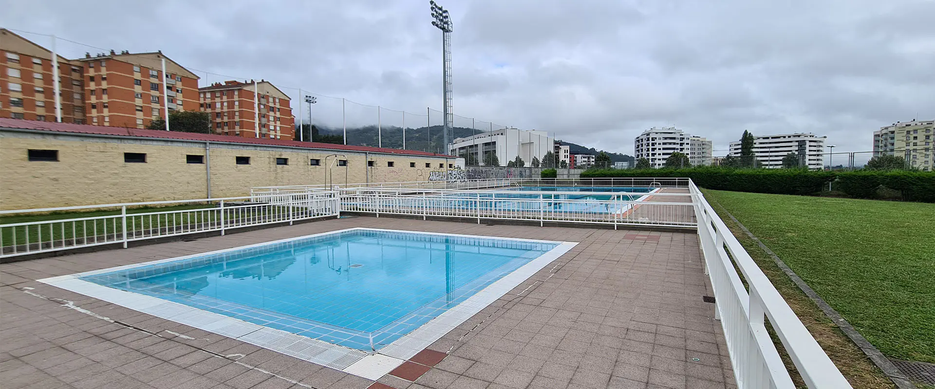 Piscinas municipales descubiertas de La Monxina, con la de aprendizaje en primer plano y la principal al fondo