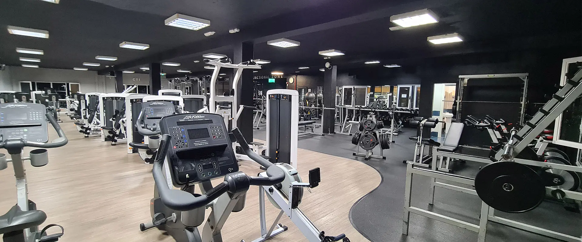 Sala de fitness, con bancos de musculación y otras máquinas de ejercicio