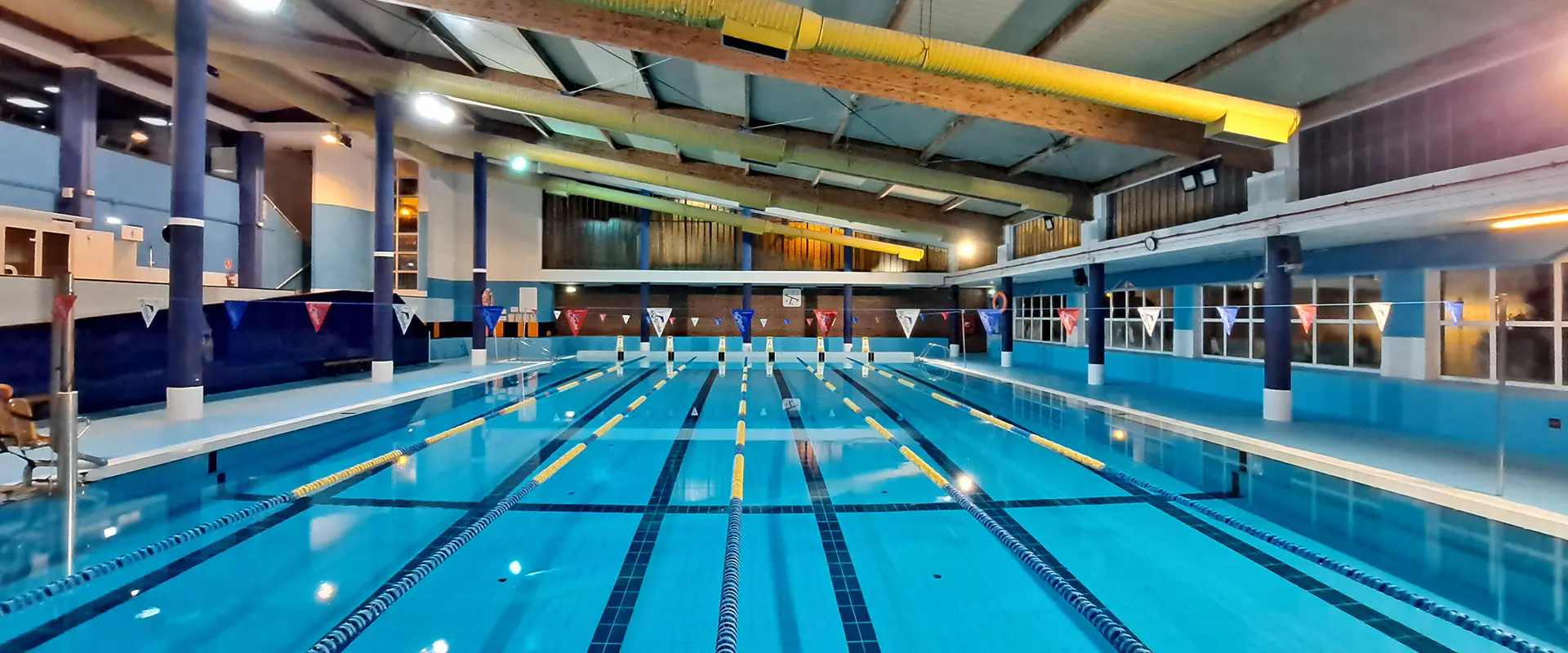 Piscina principal. Vista frontal de sus 6 calles. Banderines de señalización