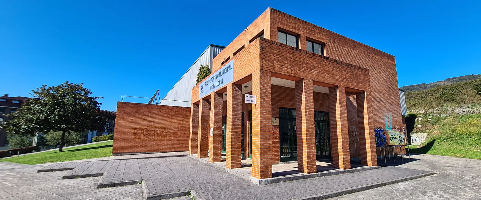 Edificio del polideportivo de vallobin. Toma exterior del edificio Destacan sus columnas y arcos de ladrillo rectangulares