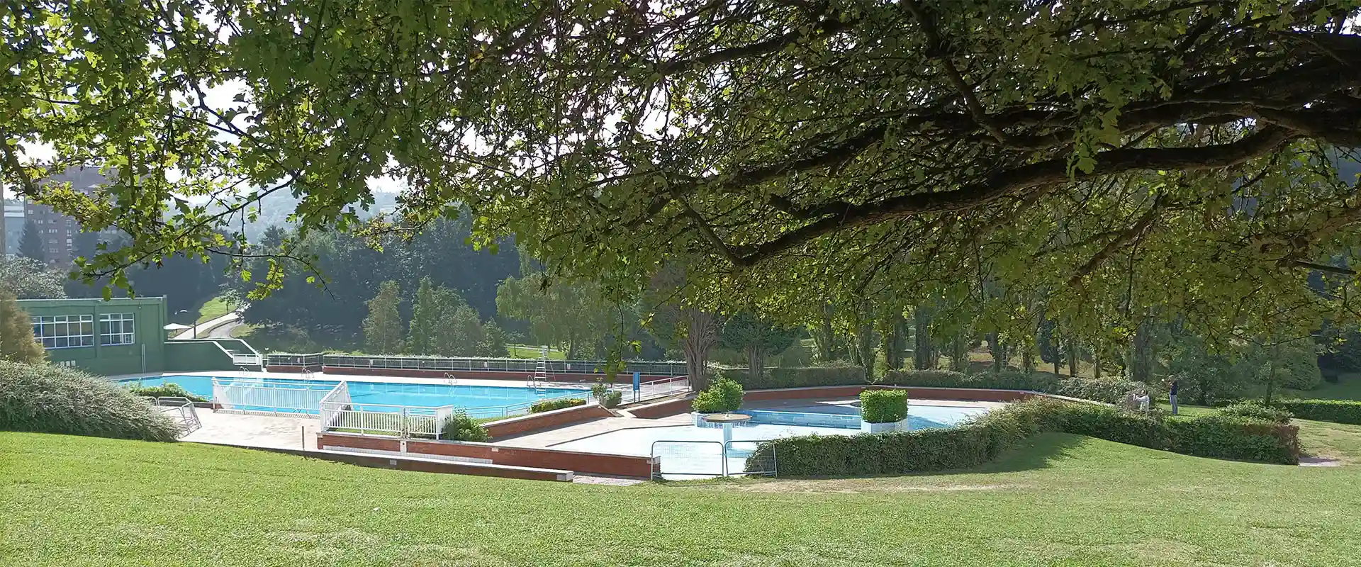 Piscina infantil de San Lázaro. Rodeada de jardines y vegetación