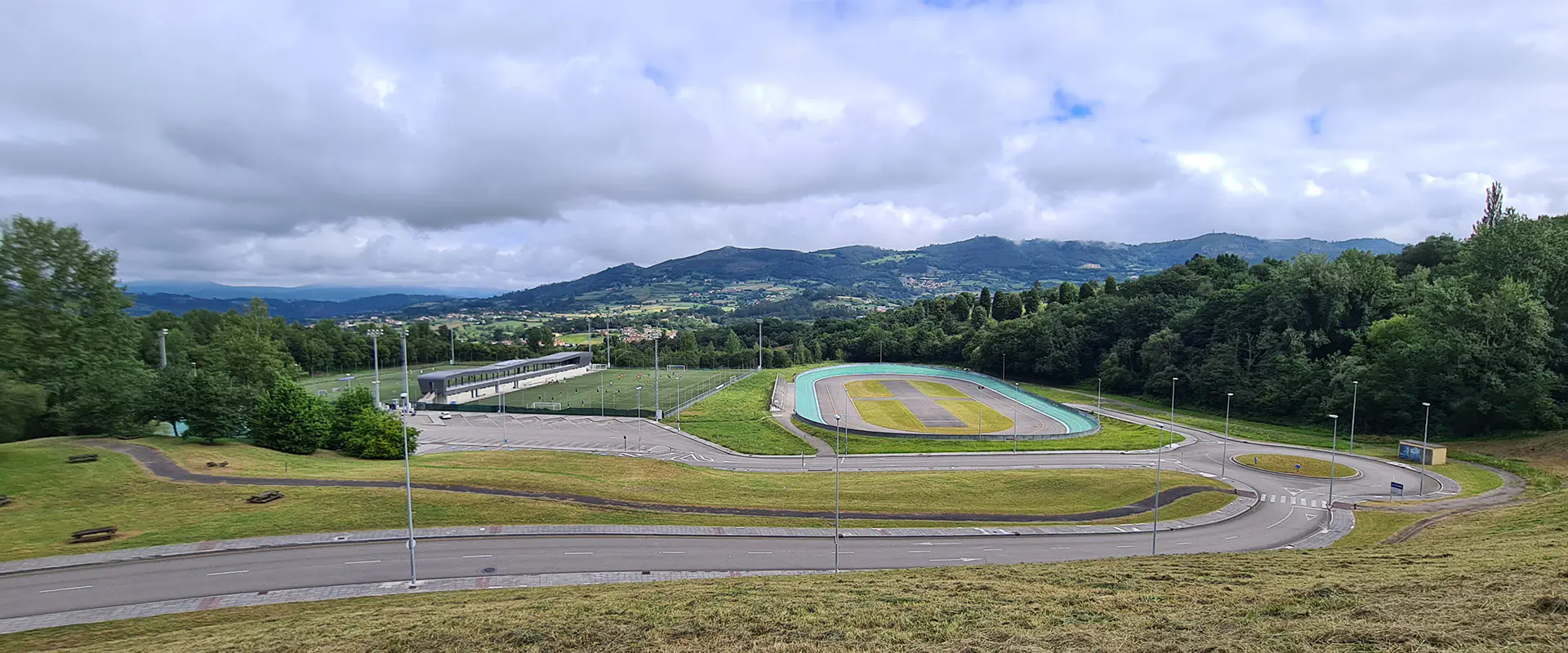Panorámica del velódromo Luis Balagué, con los campos de fútbol 11 del Tensi a su lado y la carretera de acceso