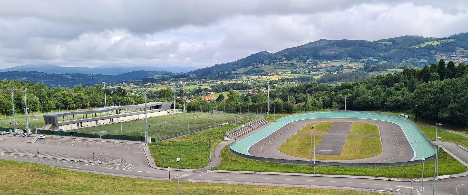 Panorámica del velódromo Luis Balagué, con los campos de fútbol 11 del Tensi a su lado y la carretera de acceso