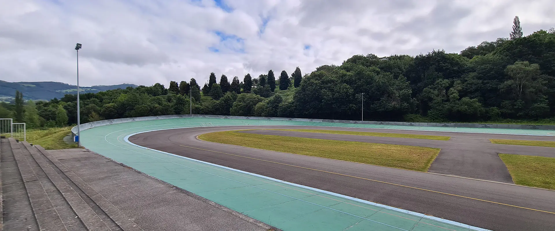 Panorámica desde las gradas de la pista del velódromo, con las zonas verdes circundantes al fondo