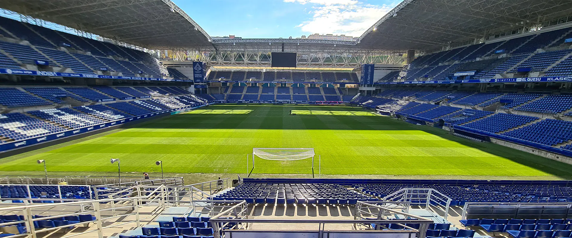 Panorámica del terreno de juego desde uno de los fondos, con vista de las gradas laterales y el fondo opuesto