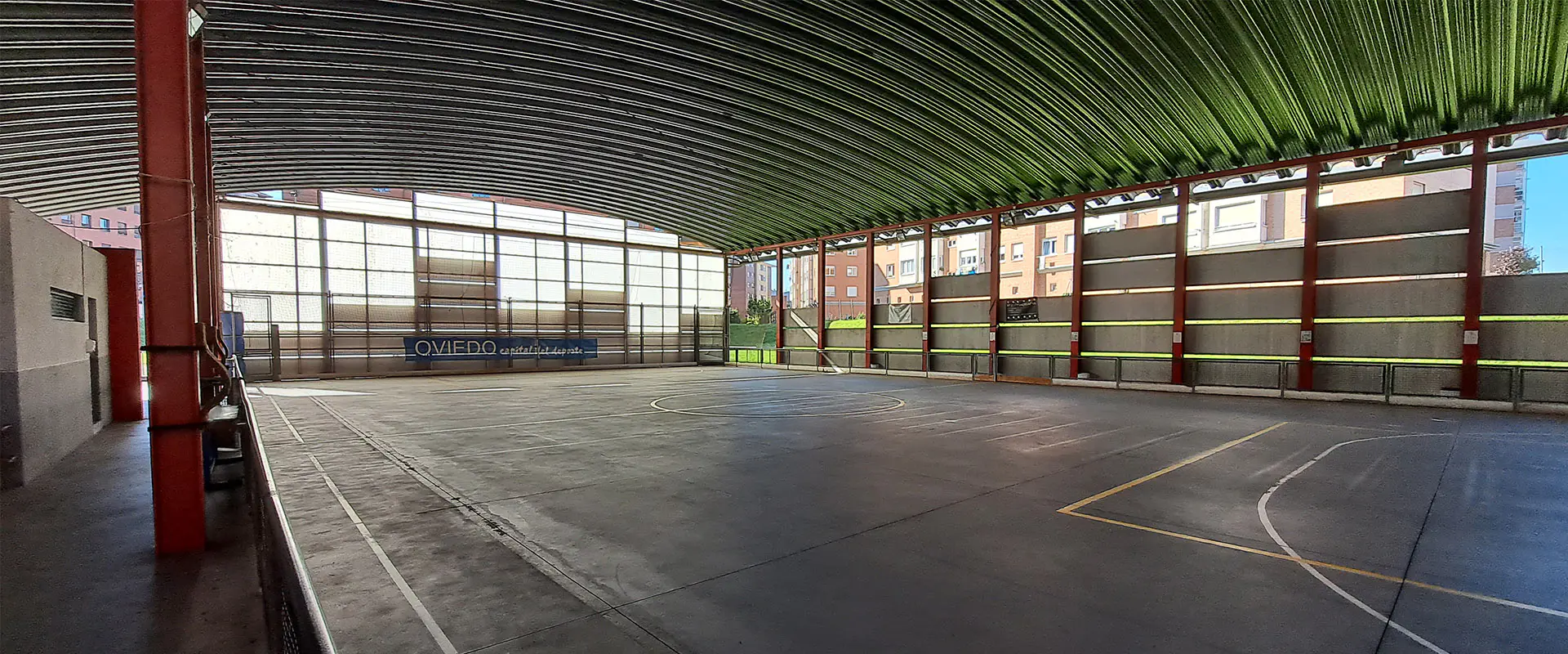 Vista del interior de la pista polideportiva cubierta adyacente a las pistas de tenis