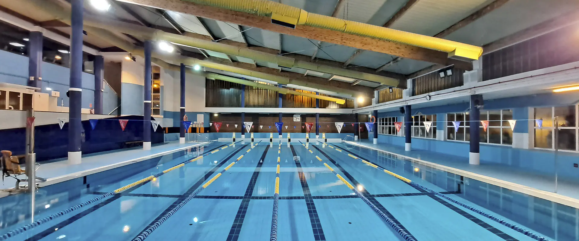 Panorámica de la piscina del centro deportivo, con vista de sus 6 calles