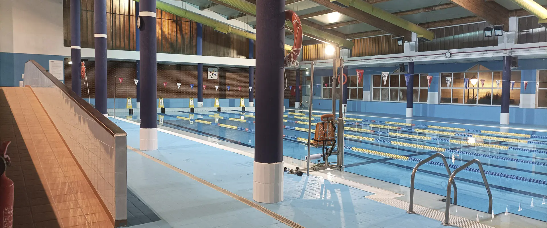 Piscina del centro deportivo, con vista en detalle de las plataformas de salida y las barandillas de acceso