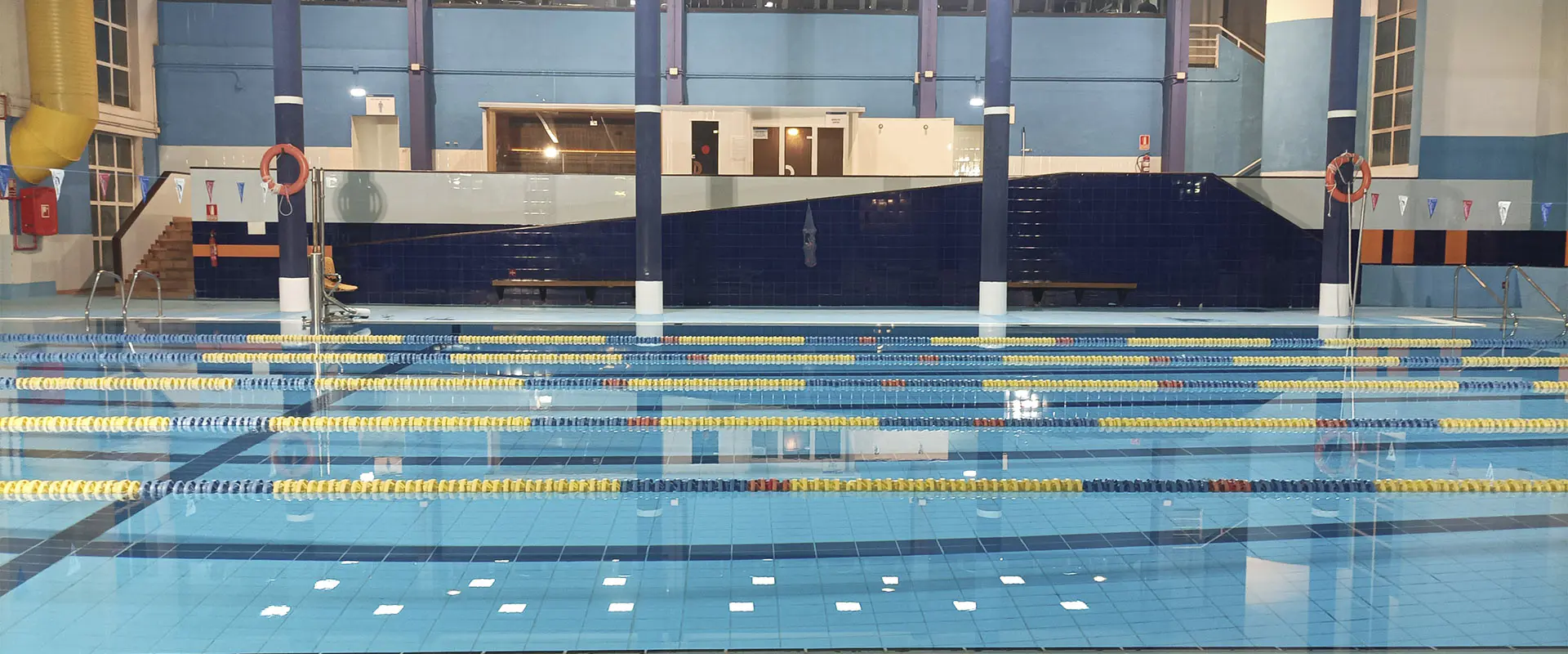Vista lateral de la piscina, con la sauna y la sala de baños de vapor al fondo