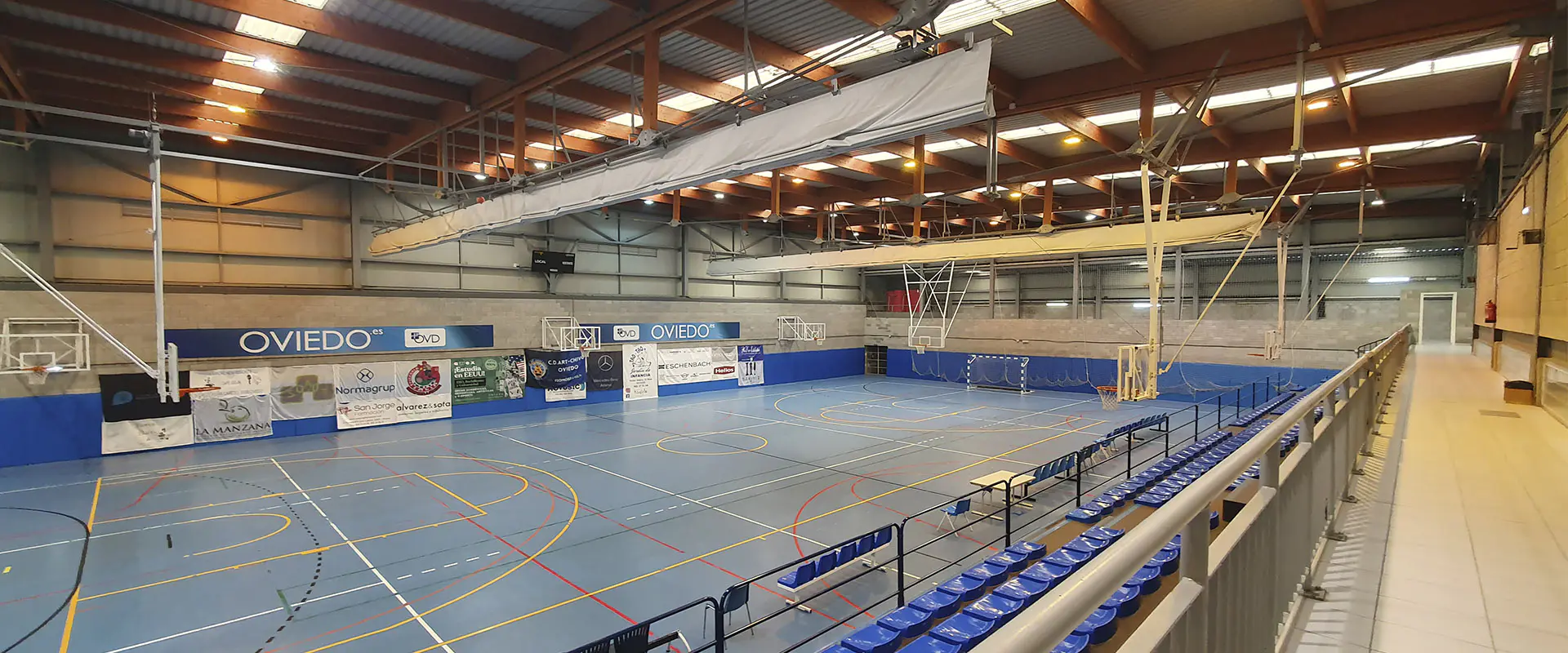 Pista polideportiva, ángulo tomado desde la parte superior de la grada, y pasillo lateral