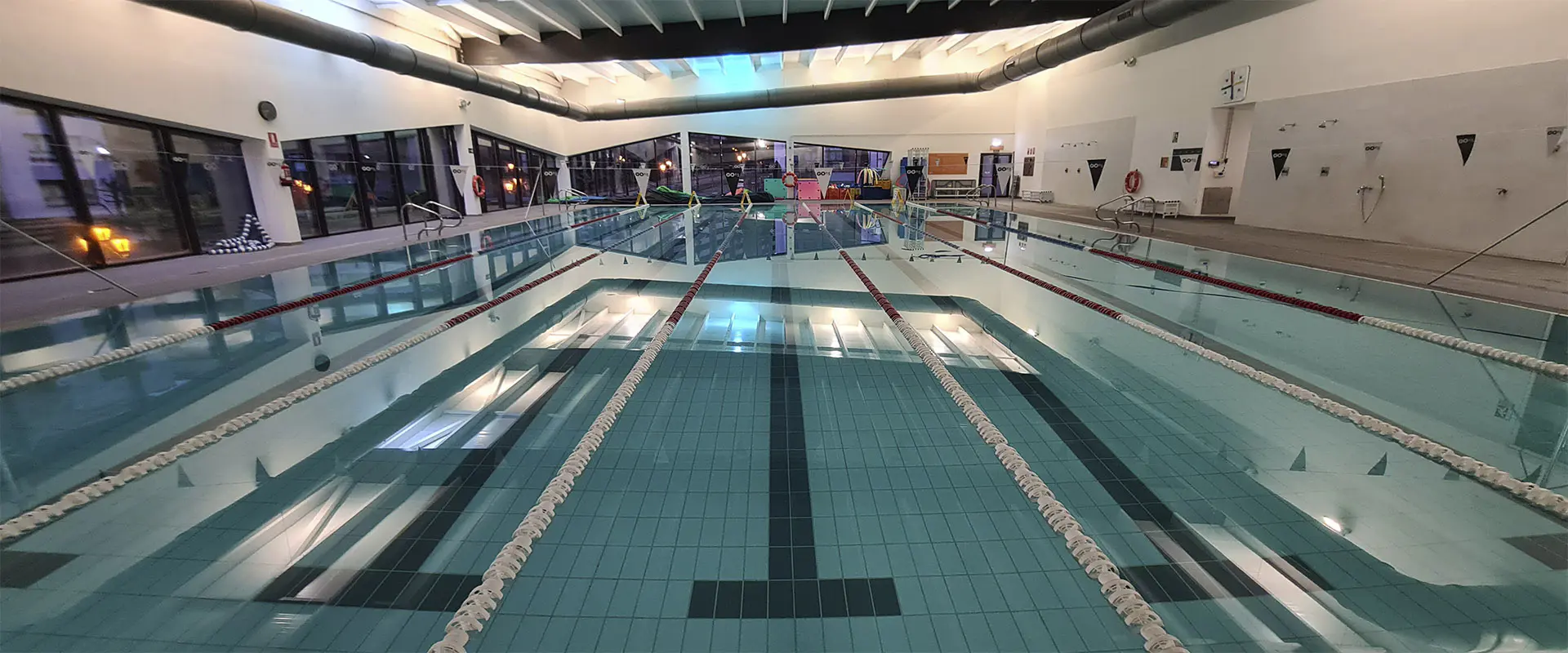 Panorámica frontal de la piscina de nado, con vista de sus 6 calles