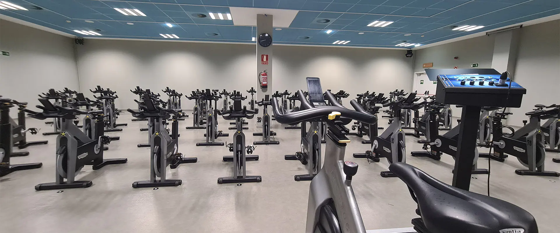 Panorámica de la sala de "bike", con varias baterías de bicicletas