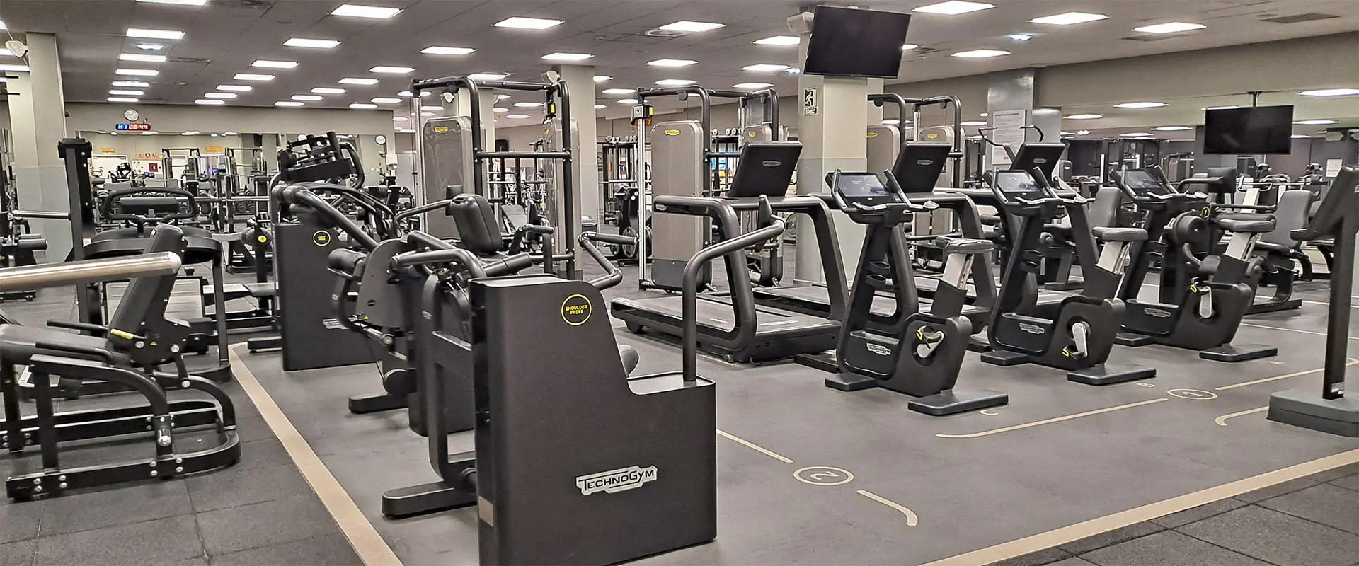 Vista general de la sala de fitness, con diversos aparatos de equipamiento deportivo