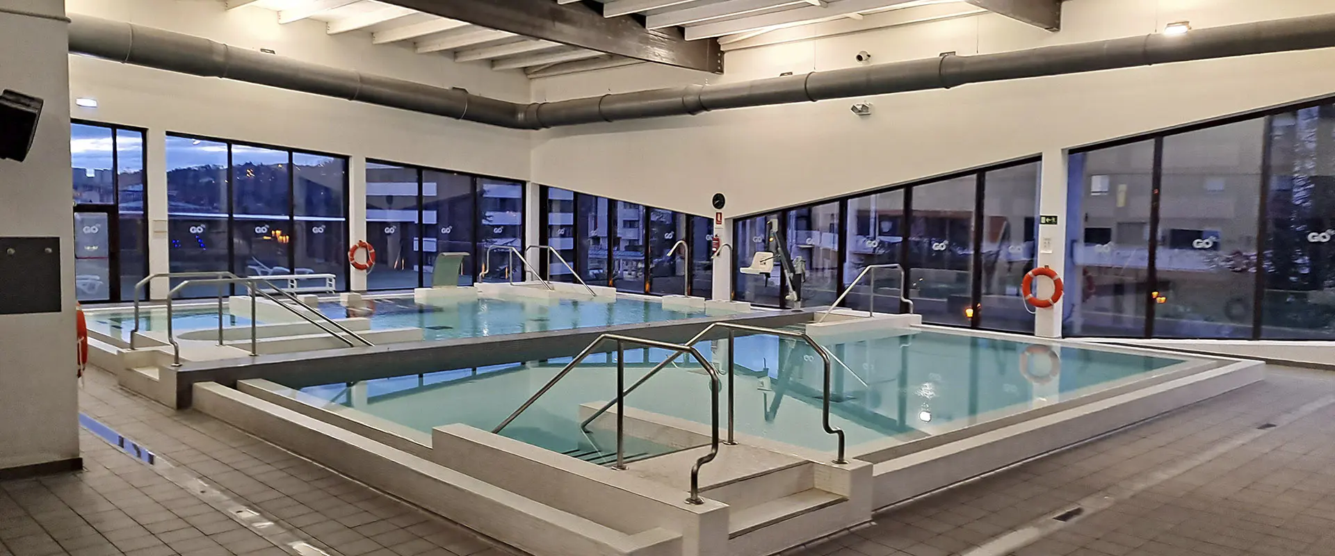 Piscinas de aprendizaje y spa, con amplios ventanales al fondo con vistas al exterior
