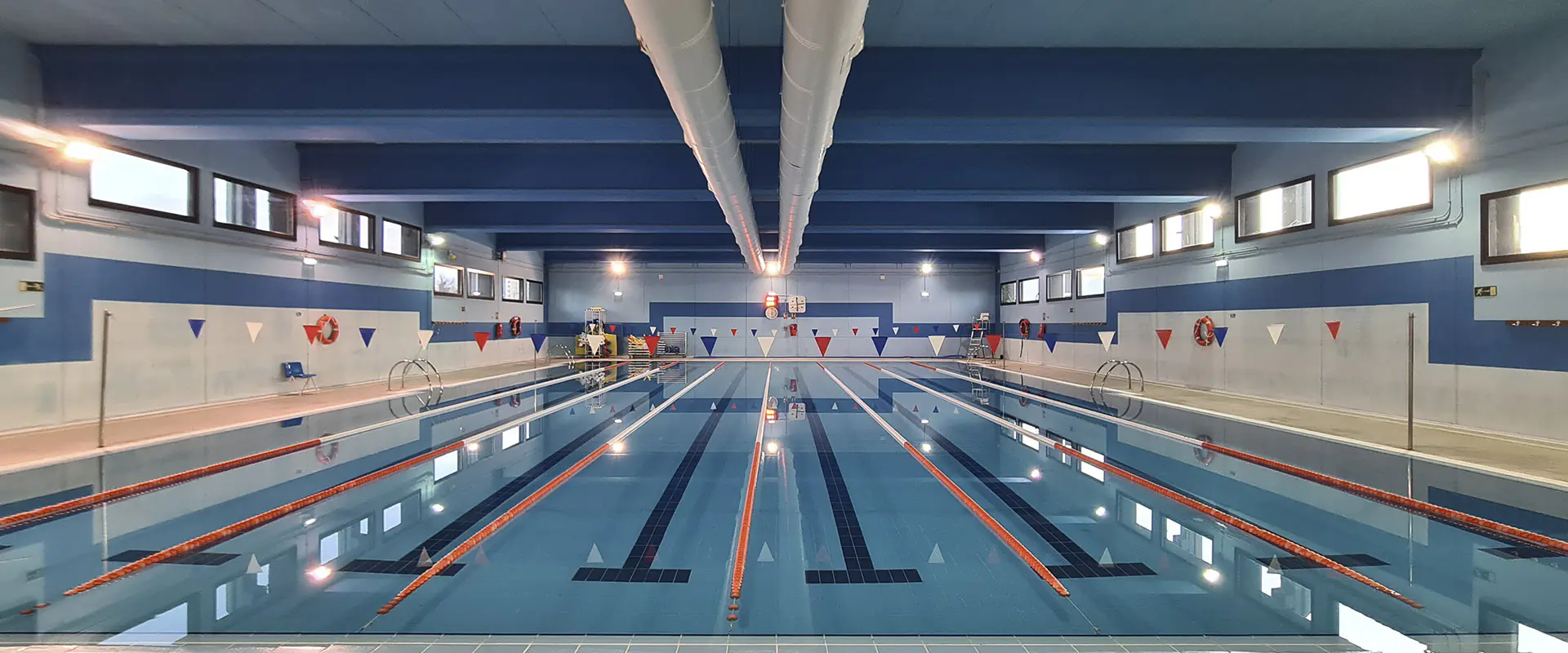 Panorámica de la piscina principal, con vista frontal de sus 8 calles