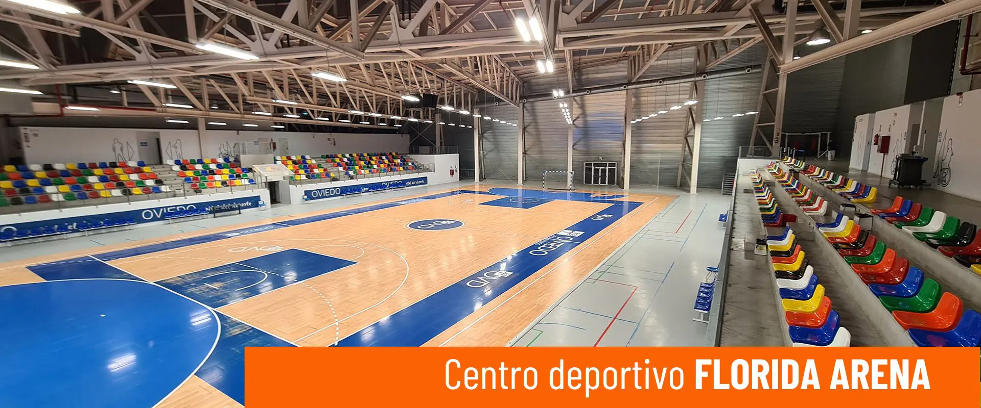Imagen del Centro Deportivo Florida Arena. Pista polideportiva vista desde el piso superior. Gradas a ambos lados 
