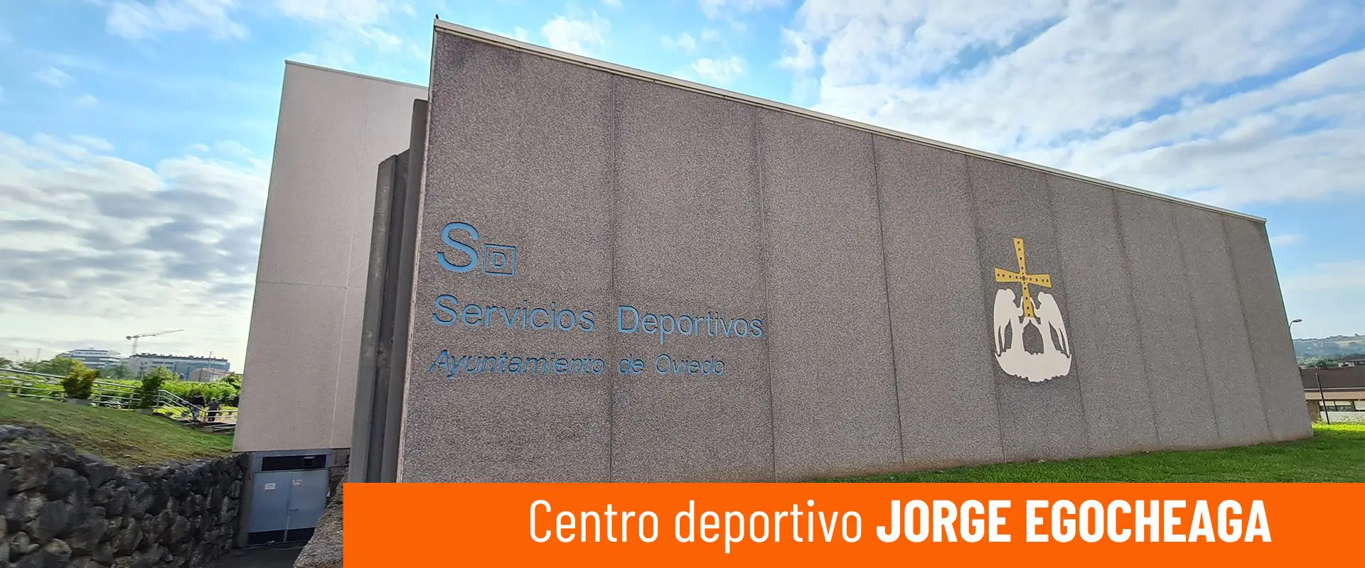 Fachada exterior del edificio del Centro Deportivo Jorge Egocheaga 