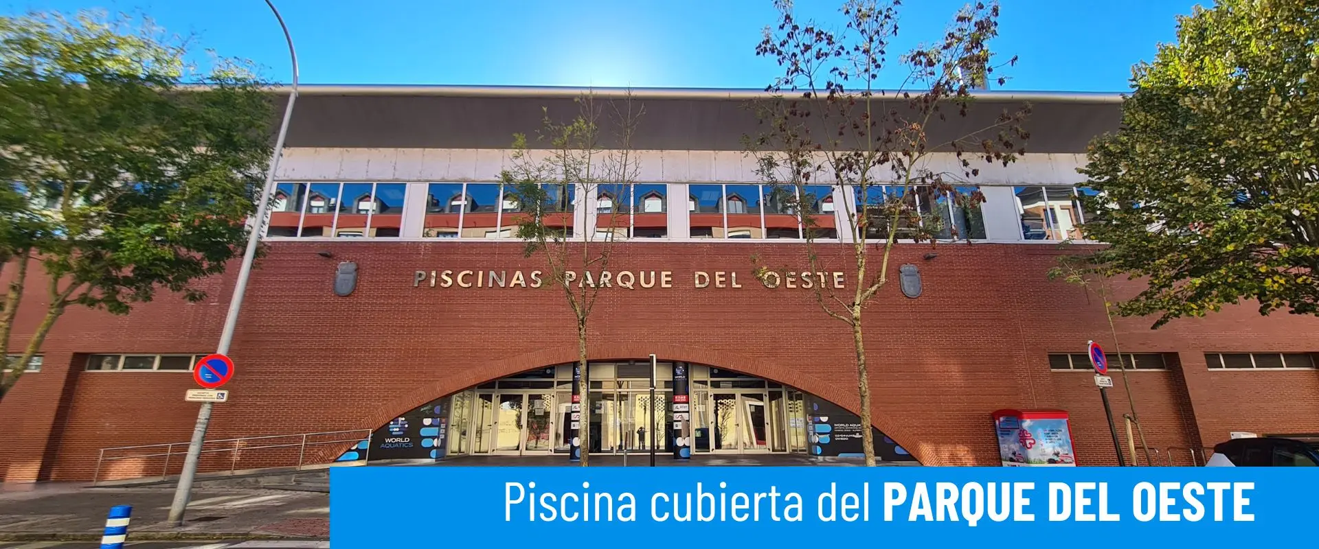 Fachada exterior de las Piscinas del Parque del Oeste. Escaleras. Puerta principal de acceso a las instalaciones 