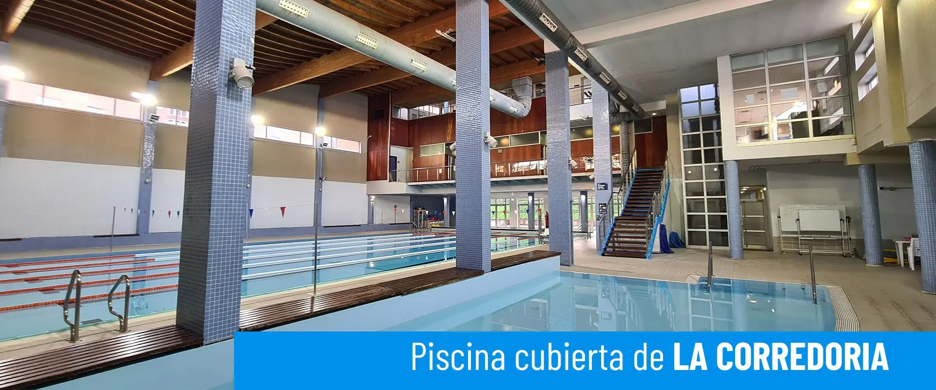 Piscinas cubiertas de La Corredoria. Imagen de los vasos de aprendizaje y de nado. Escaleras de acceso al piso superior 