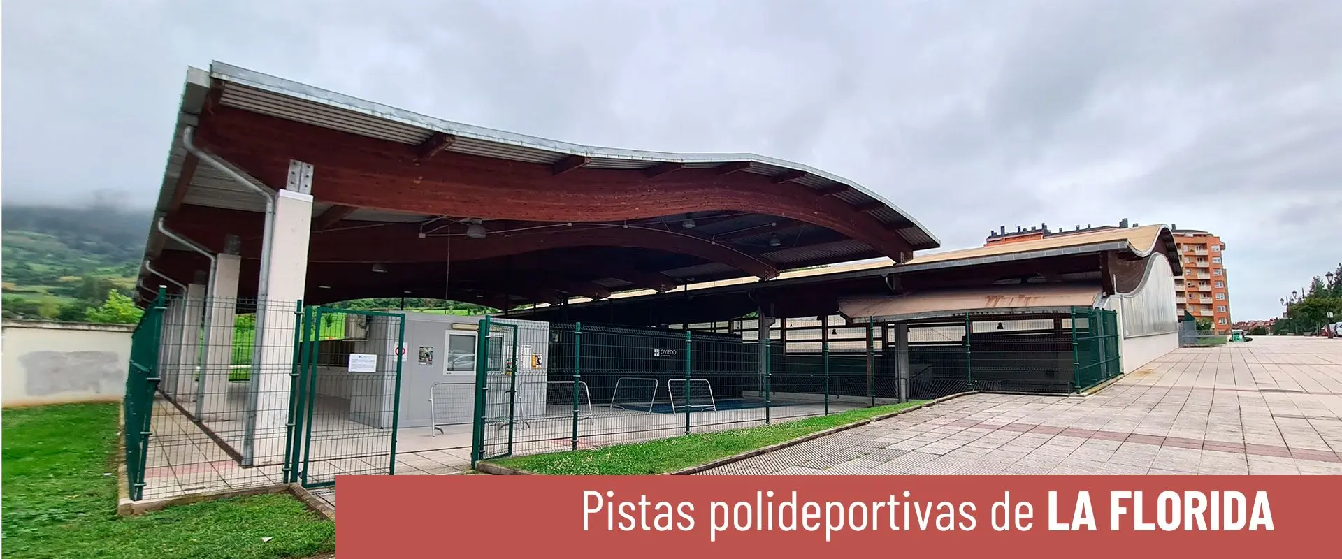 Fachada lateral del edificio de las Pistas Polideportivas de La Florida, con las puertas de acceso 