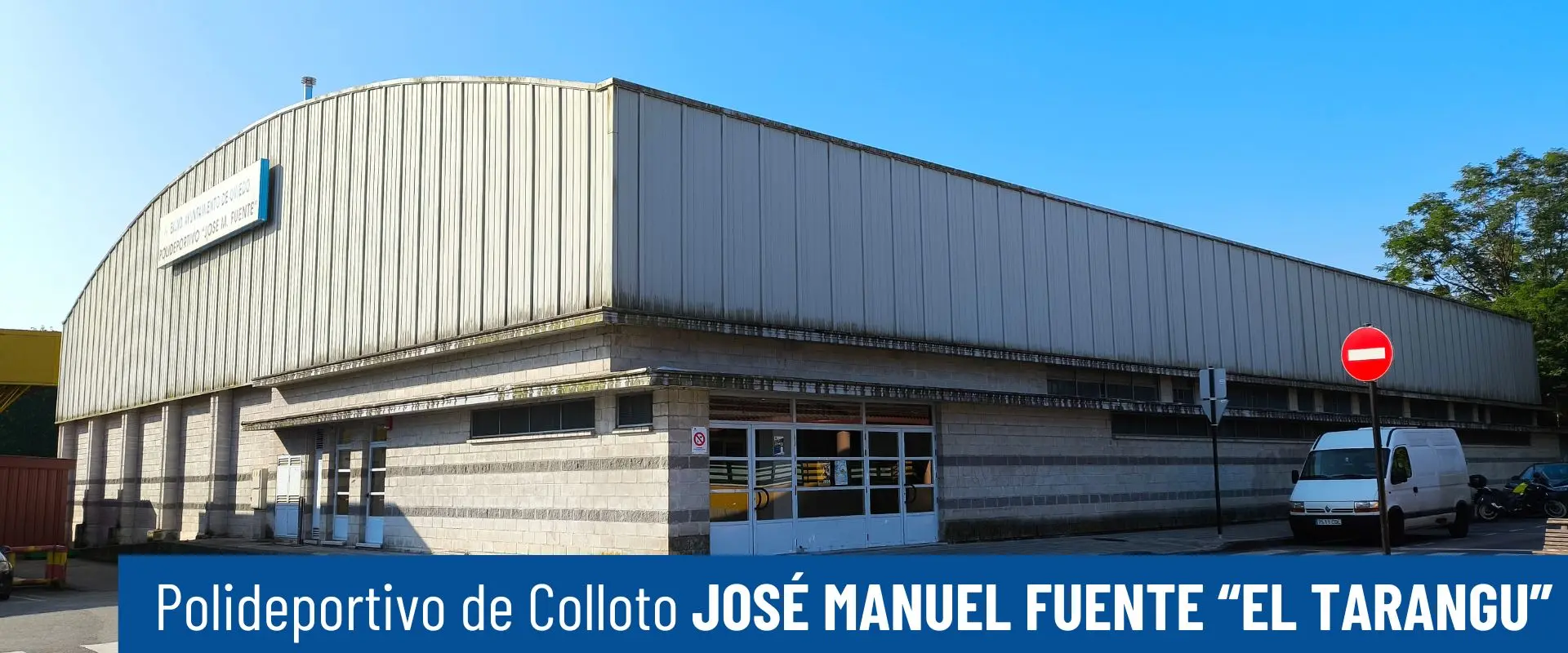 Polideportivo de Colloto José Manuel Fuente "El Tarangu". Edificio de hormigón y tejado metálico. Puertas de acceso 
