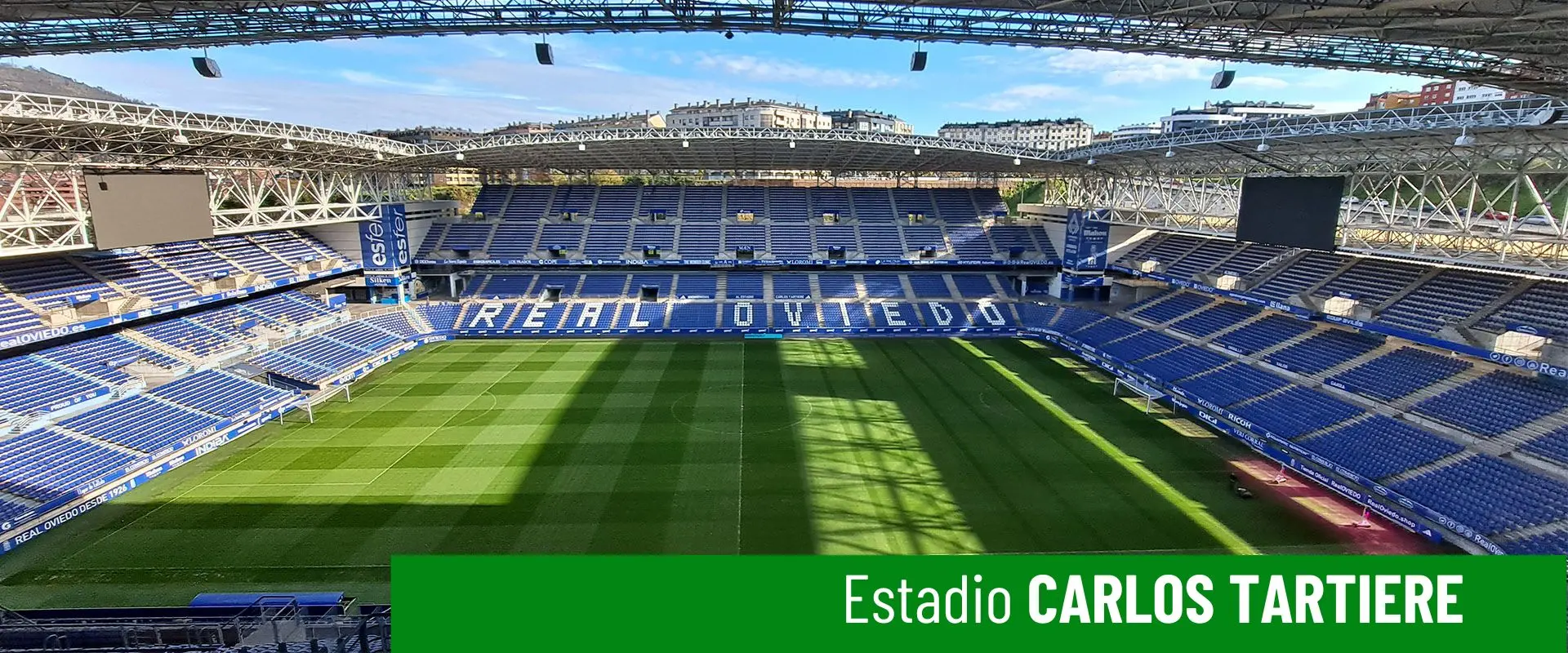 Estadio Carlos Tartiere. Foto del estadio desde lo alto de una grada del fondo. Detalle de la estructura metálica del techo 