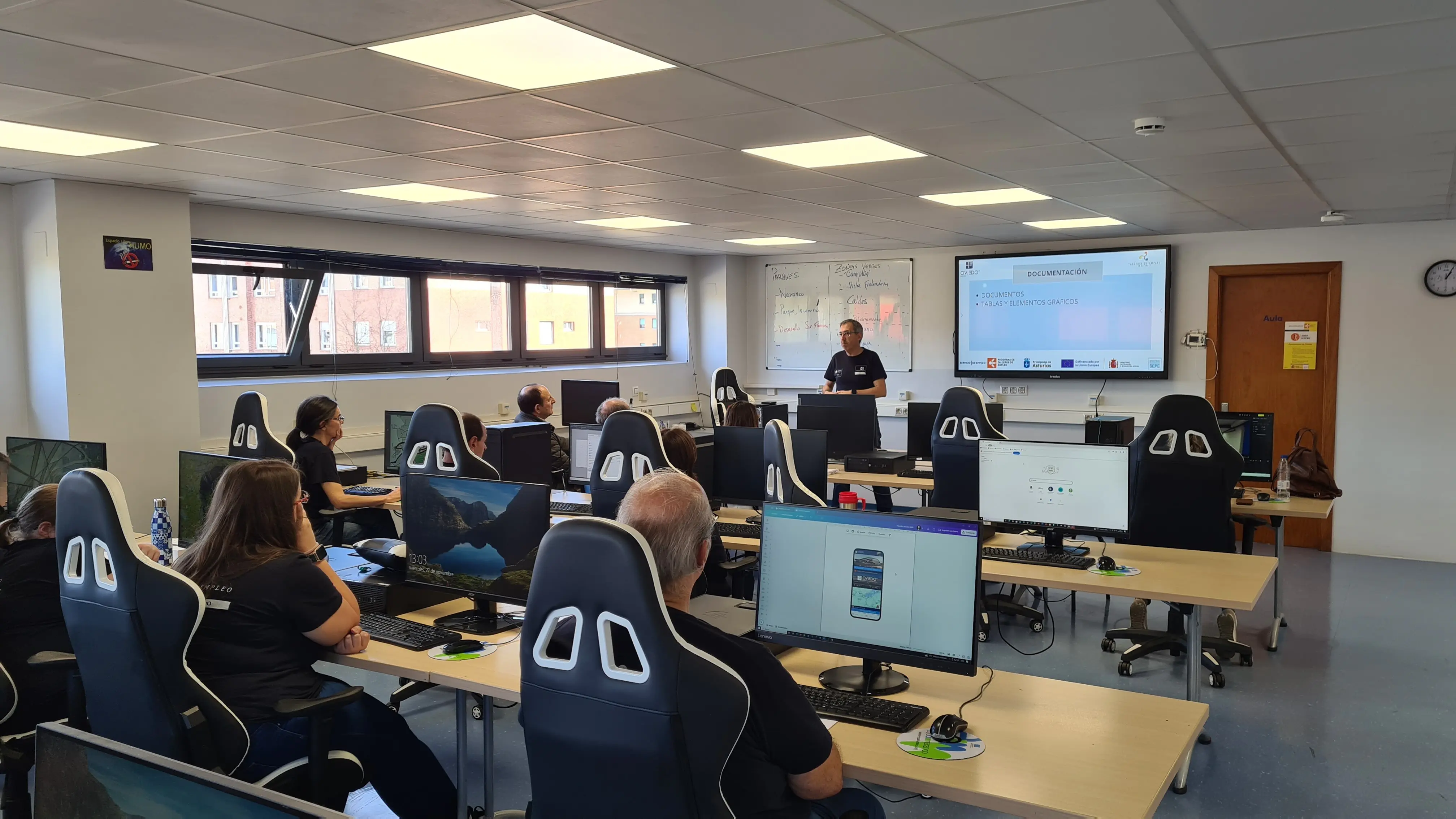 Aula del Centro de Formación de la Corredoria, con algunos de los alumnos y las alumnas del Taller de Empleo de Desarrollo de Aplicaciones con Tecnología Web (Naturaleza, Deporte y Bienestar) año 2024/2025