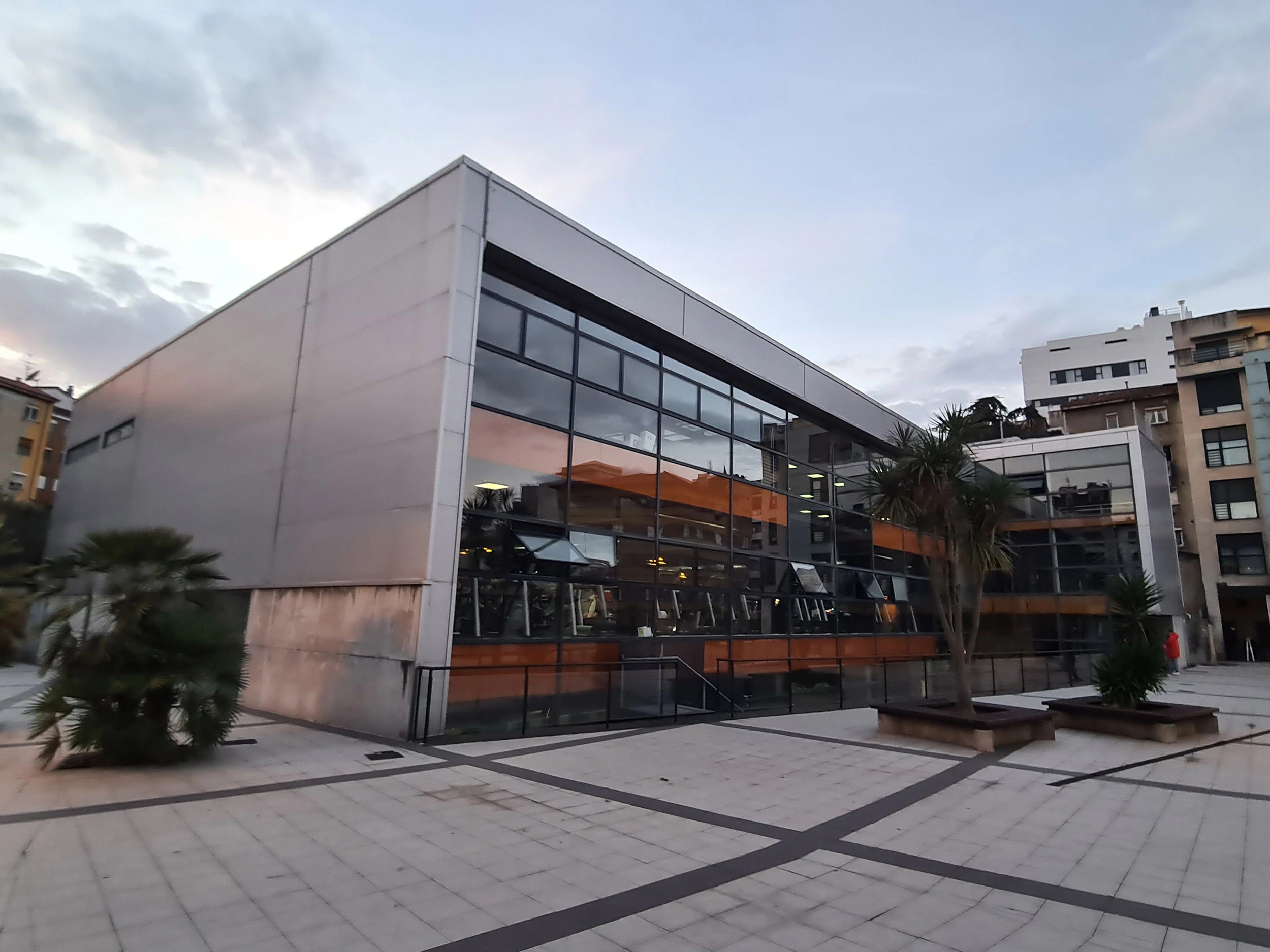 Fachada acristalada del Centro Deportivo Azcárraga, con vista parcial de la Plaza Concha Heres, donde está ubicado