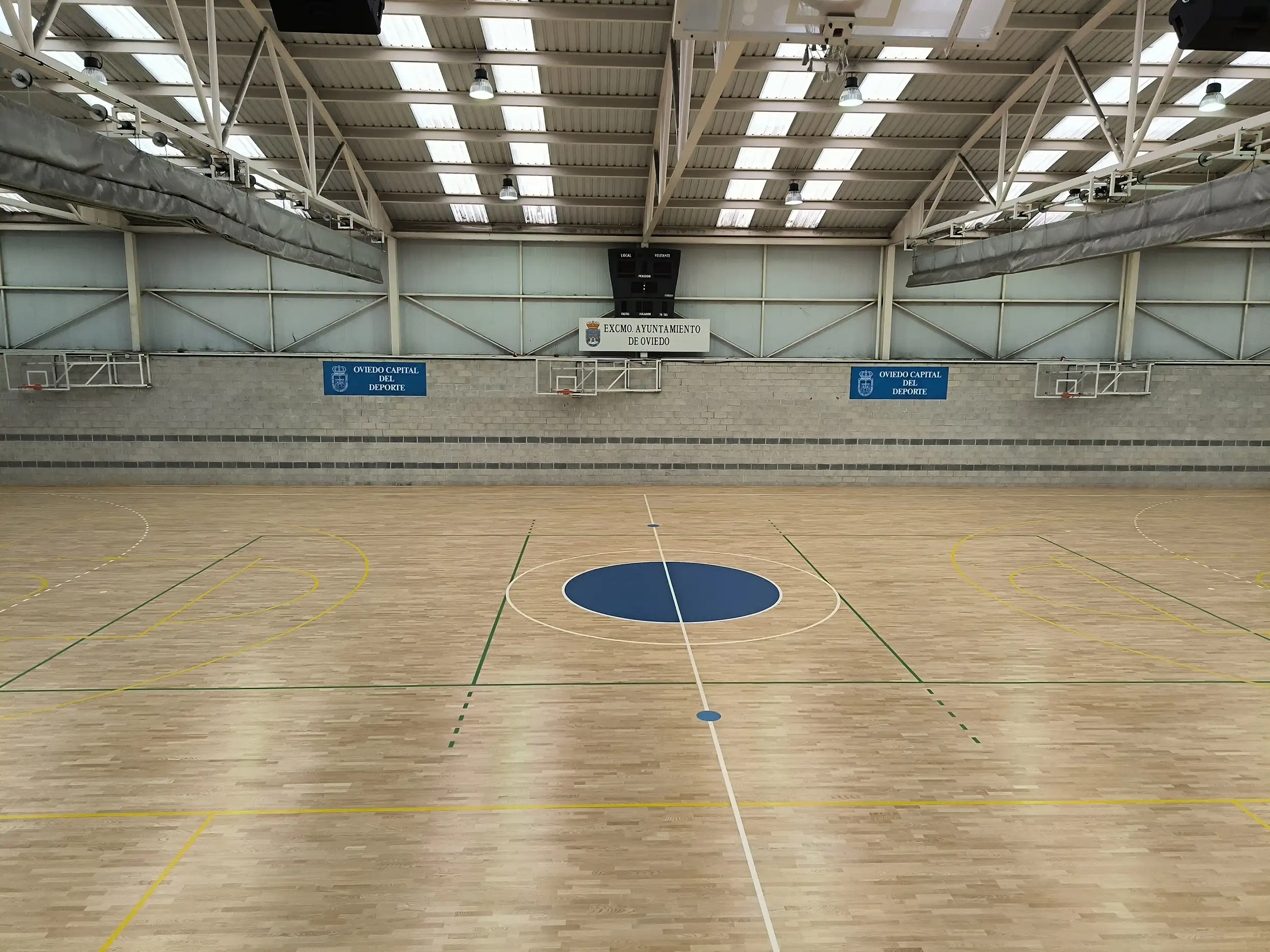 Vista de la zona central de la pista polideportiva. Imagen tomada desde las gradas laterales