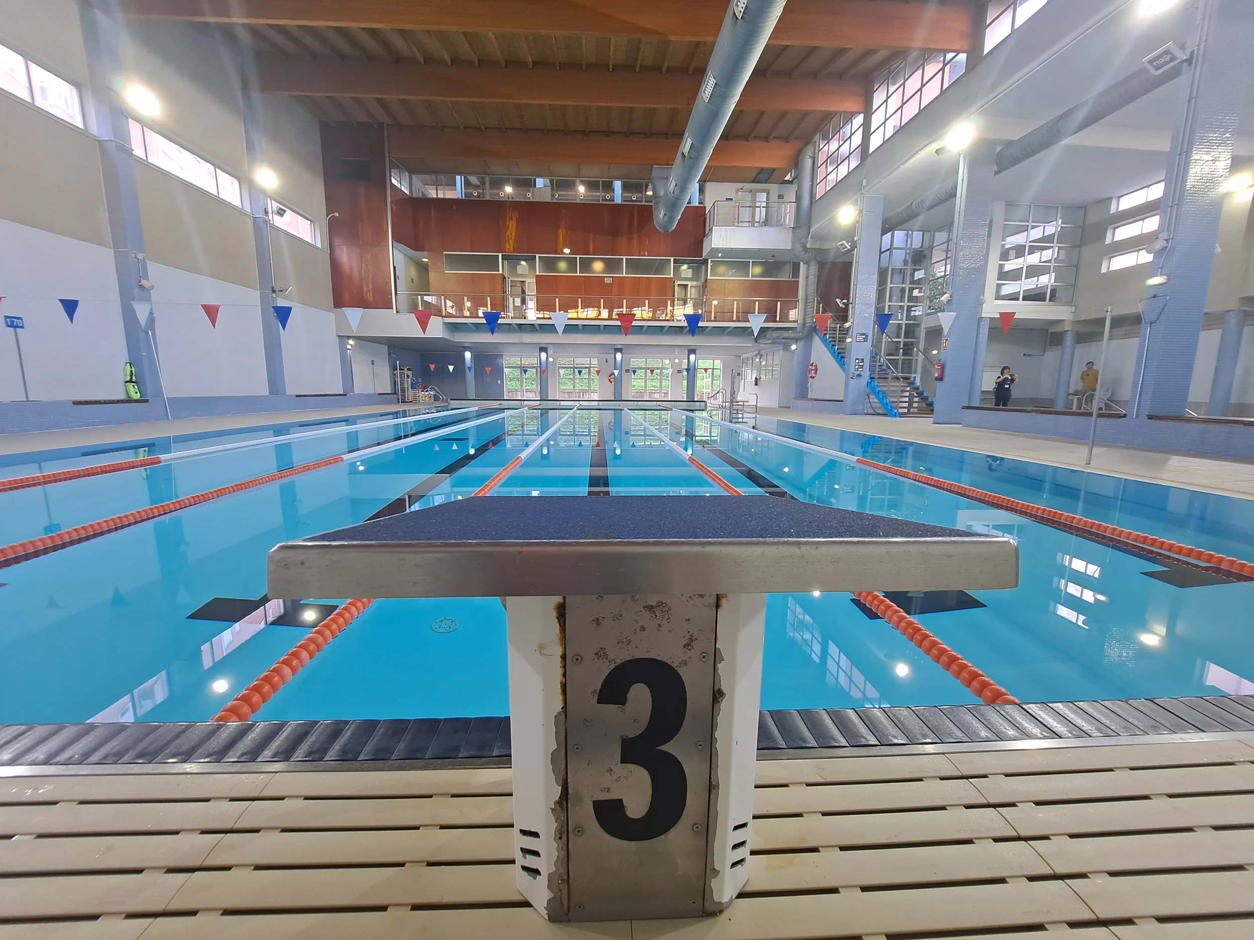 Panorámica de la piscina principal, con vista en detalle de una plataforma de salida