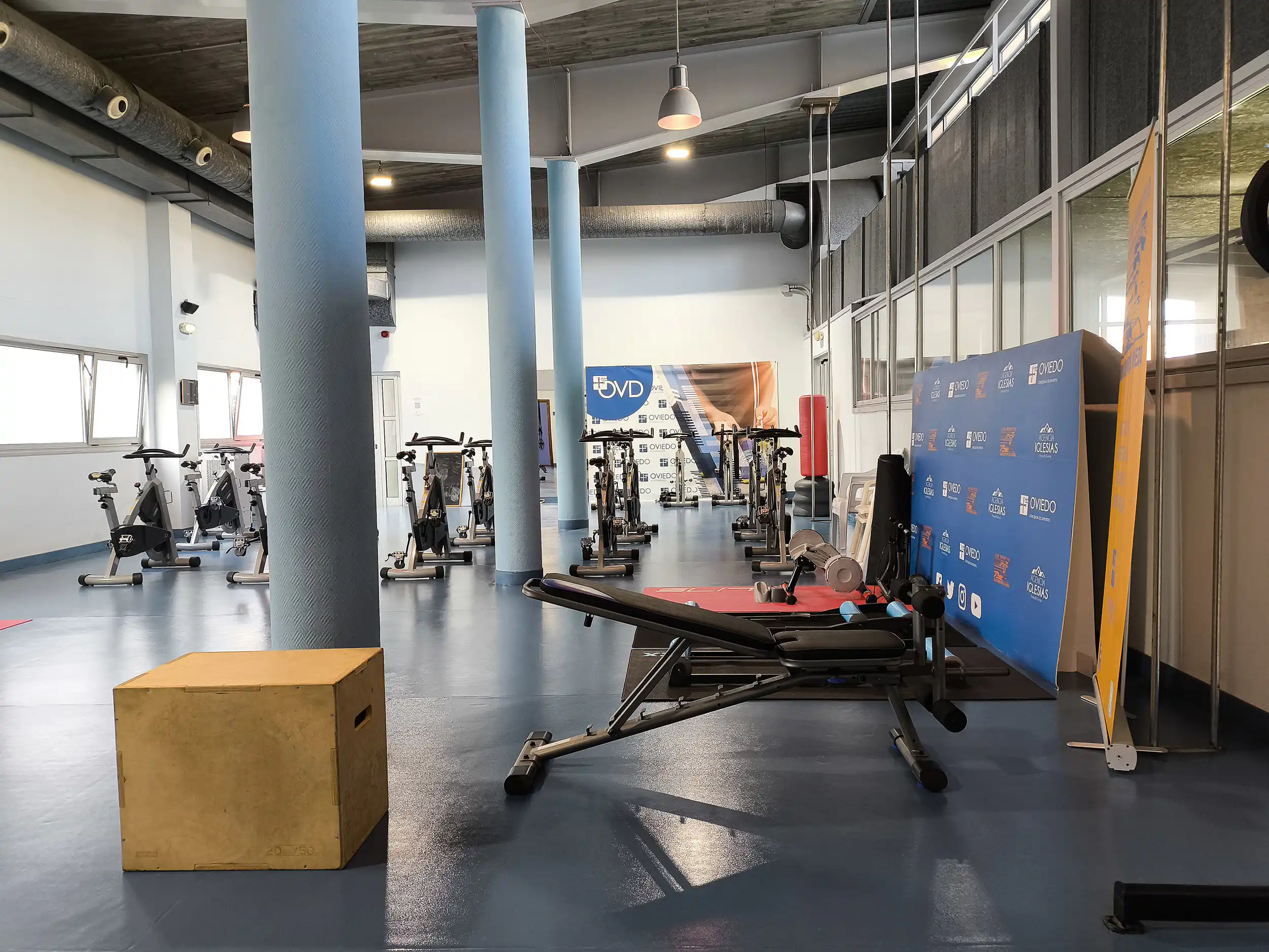 Sala polivalente con bicicletas estáticas y máquinas de ejercicio