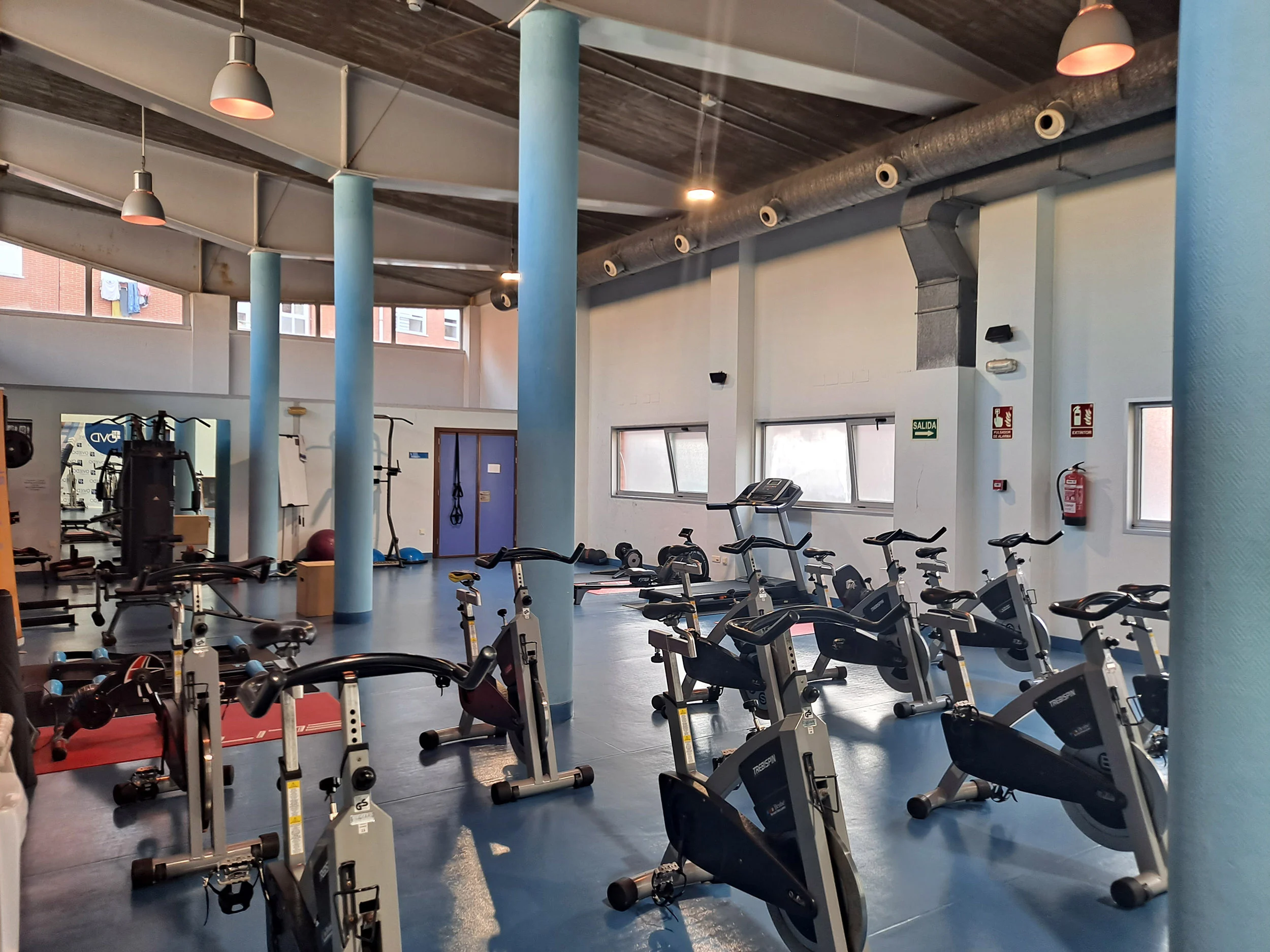 Sala polivalente con bicicletas estáticas