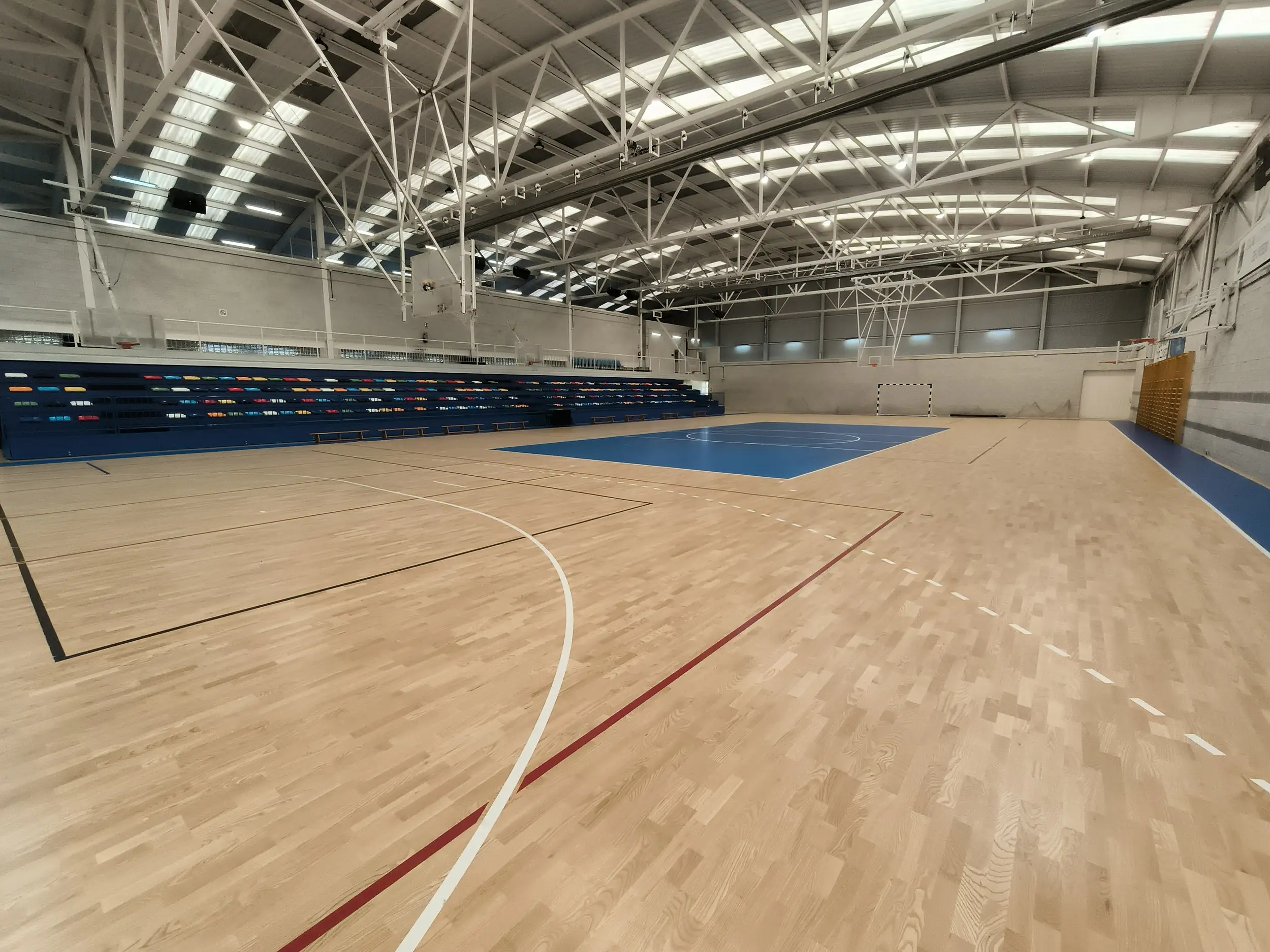 Pista polideportiva y gradas. Imagen tomada a nivel de la pista