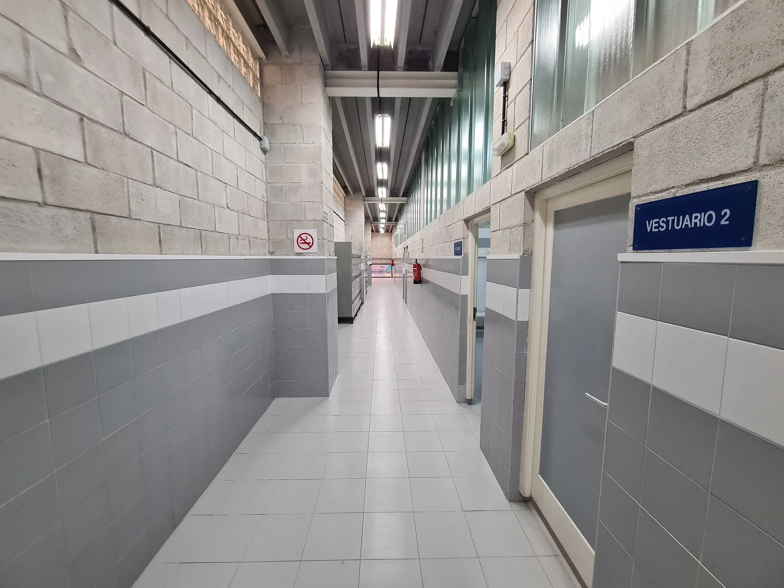 Pasillo de vestuarios. Puertas de acceso a los mismos