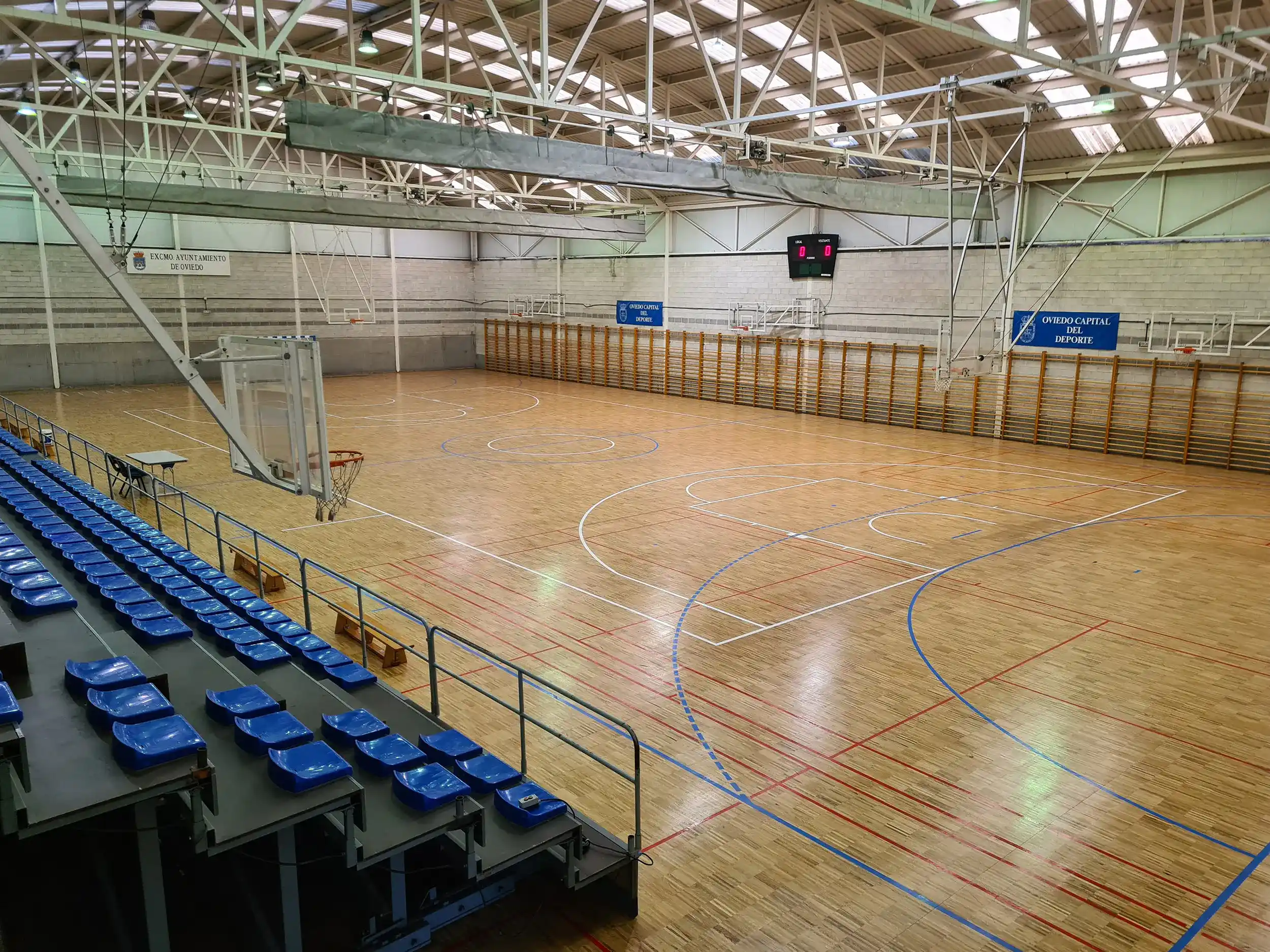 Pista polideportiva, tomada desde la parte superior de las gradas
